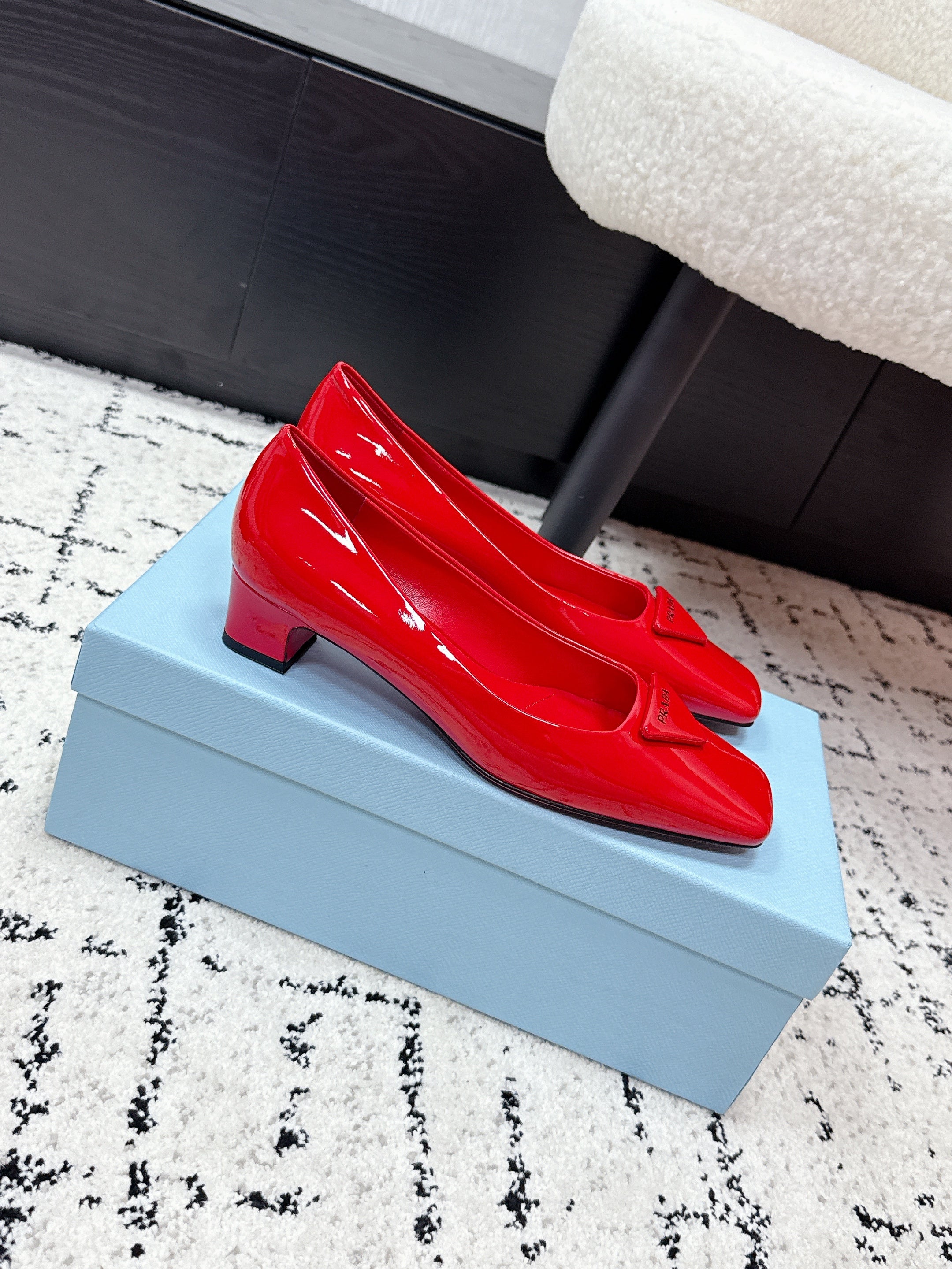 PRADA 26S SQUARE-TOE HIGH HEELS 35MM IN DARK RED PATENT CALFSKIN WITH LOGO