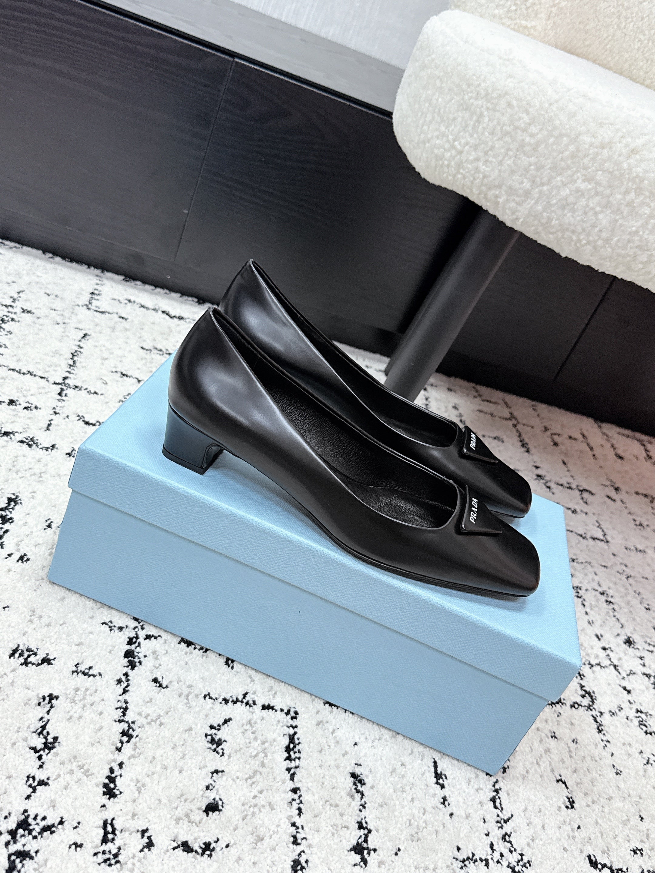 PRADA 26S SQUARE-TOE HIGH HEELS 35MM IN BLACK SHINY CALFSKIN WITH LOGO