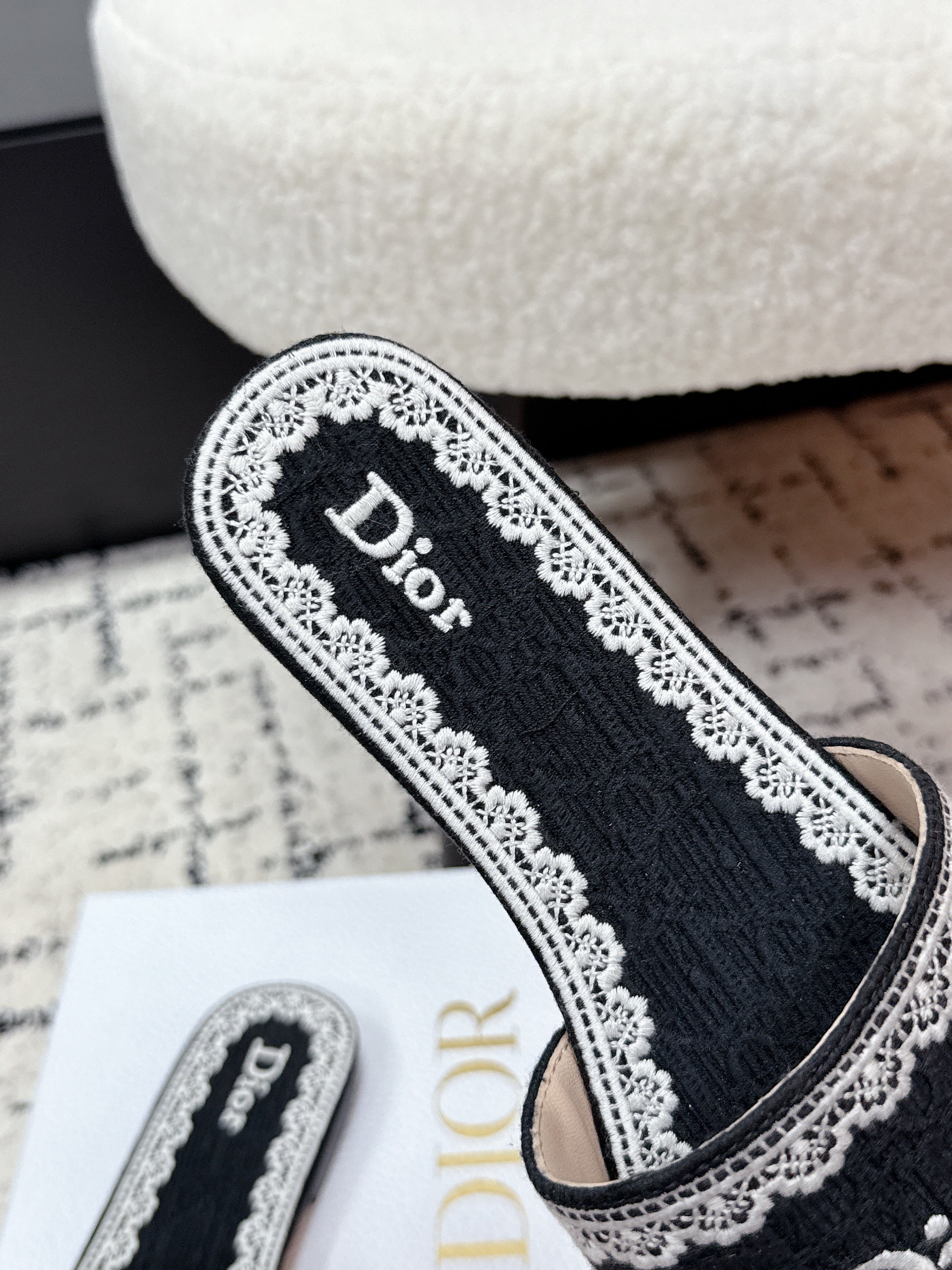 DIOR 26S SLIDES IN BLACK AND WHITE EMBOSSED OBLIQUE LACE EMBROIDERY