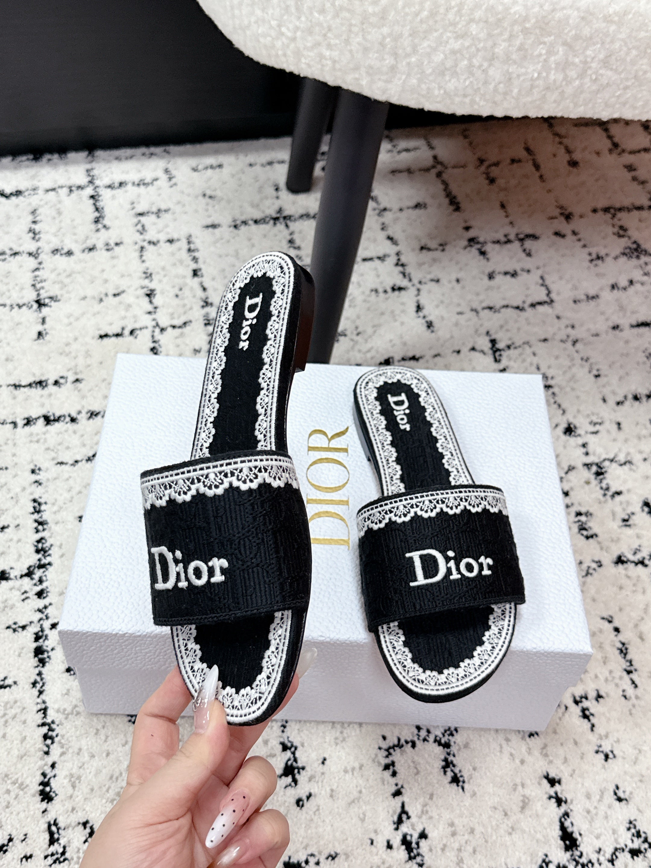 DIOR 26S SLIDES IN BLACK AND WHITE EMBOSSED OBLIQUE LACE EMBROIDERY