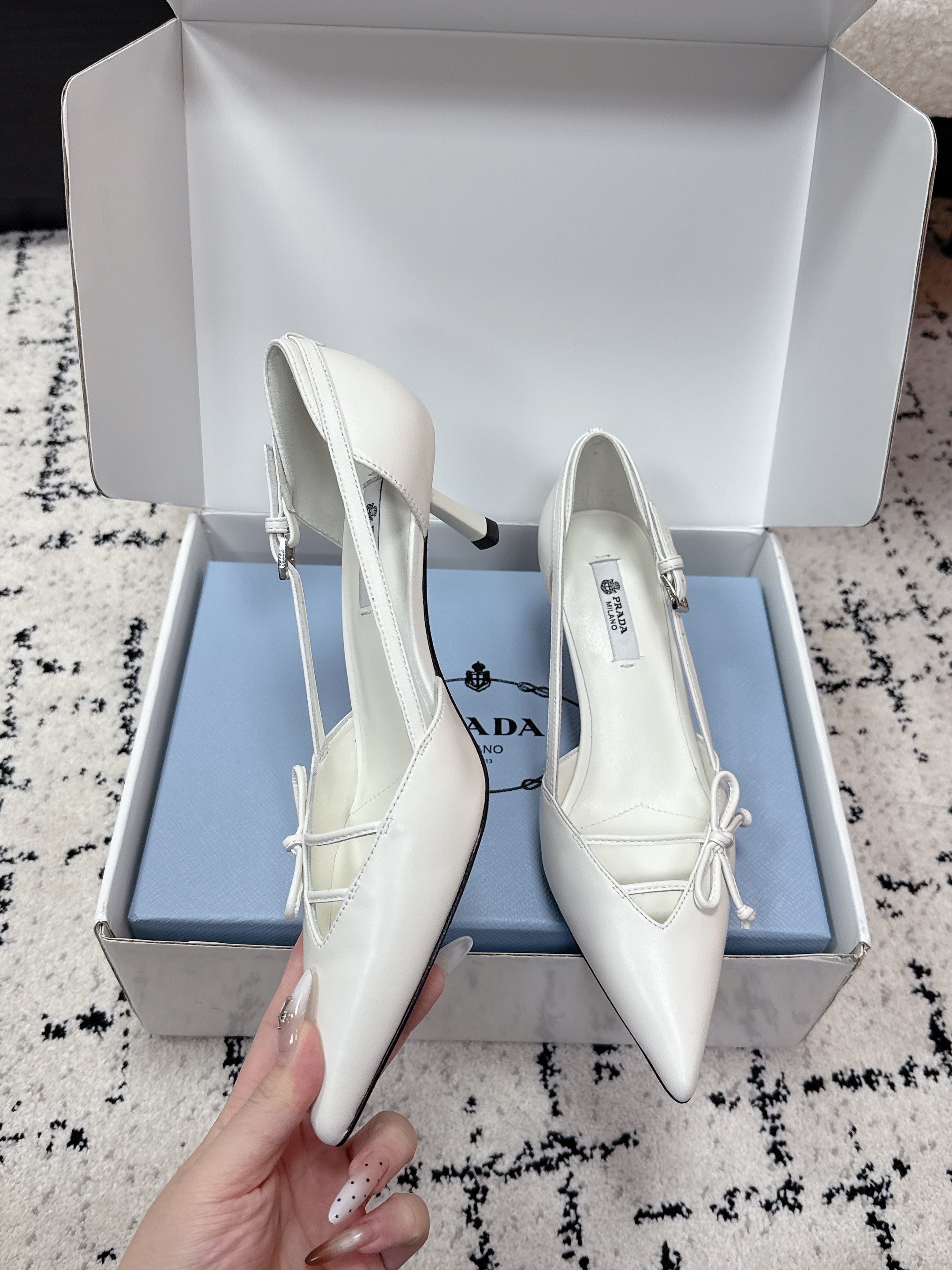 PRADA 26S POINTED-TOE HIGH HEELS 55MM IN WHITE CALFSKIN WITH BOW