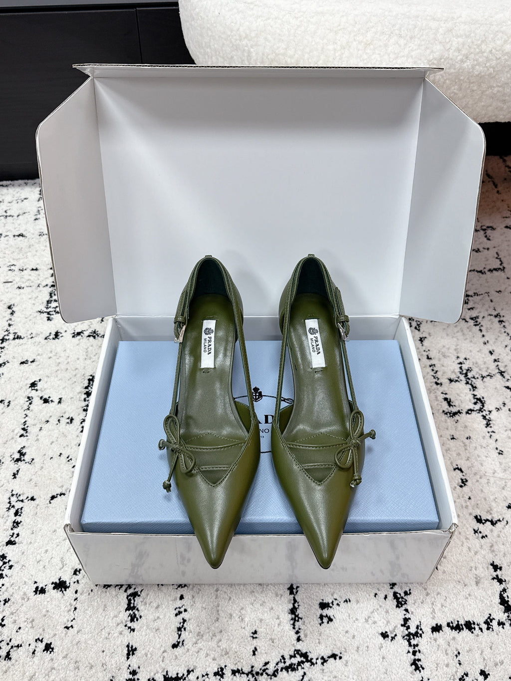 PRADA 26S POINTED-TOE HIGH HEELS 55MM IN DARK OLIVE GREEN CALFSKIN WITH BOW