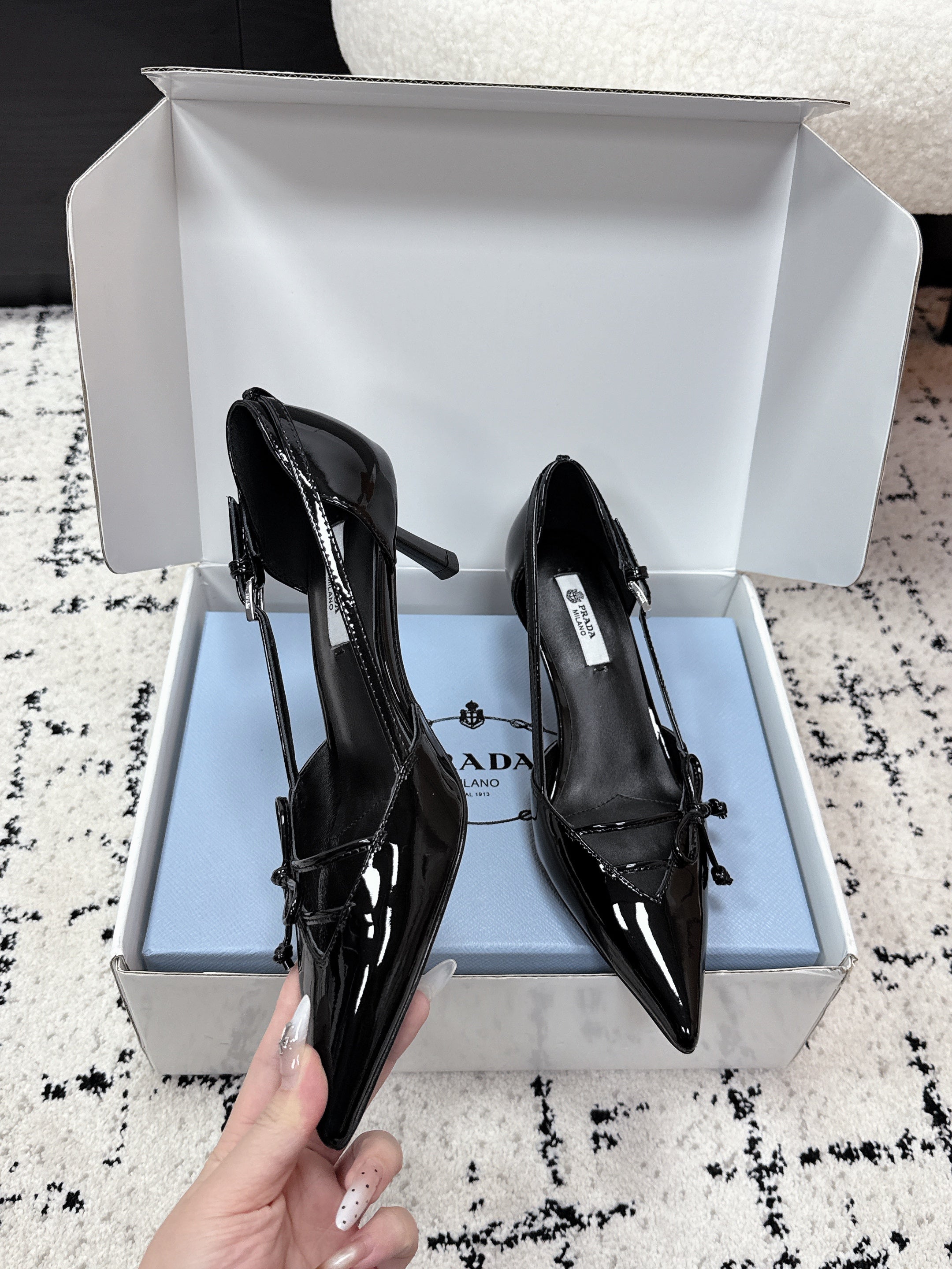 PRADA 26S POINTED-TOE HIGH HEELS 55MM IN BLACK PATENT CALFSKIN WITH BOW