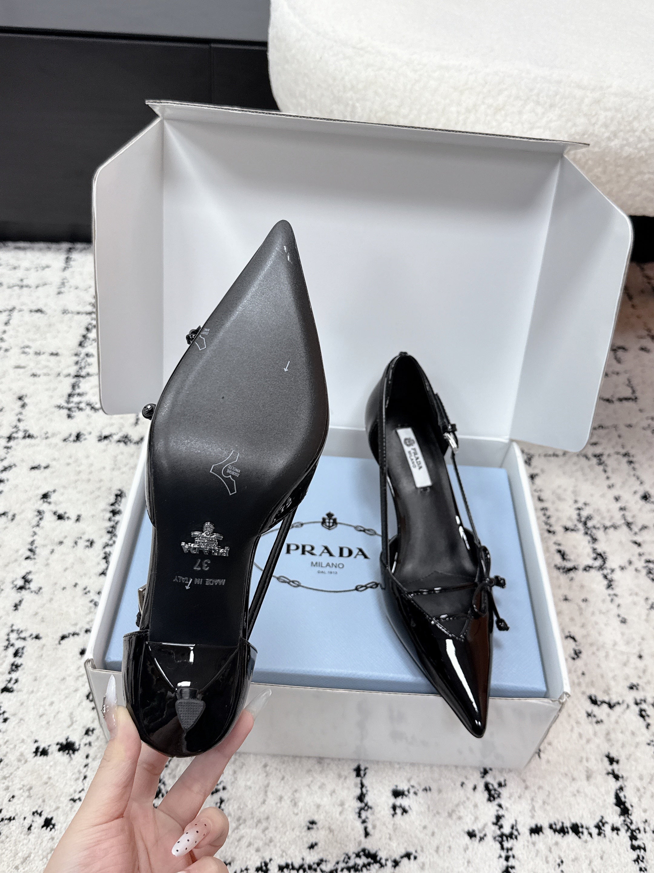 PRADA 26S POINTED-TOE HIGH HEELS 55MM IN BLACK PATENT CALFSKIN WITH BOW