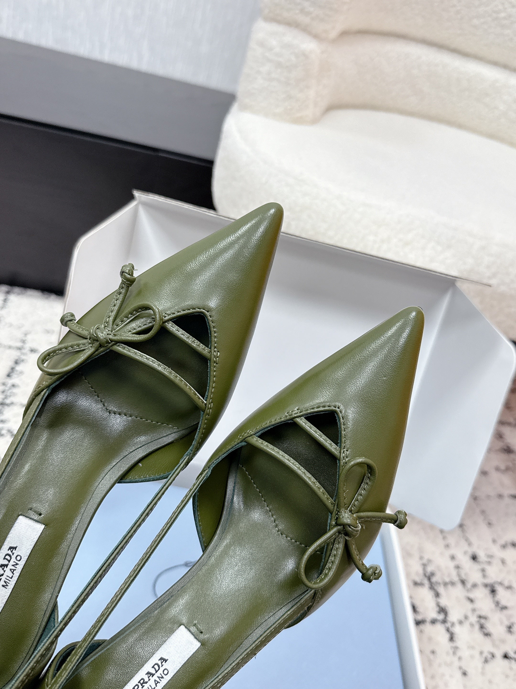 PRADA 26S POINTED-TOE HIGH HEELS 75MM IN DARK OLIVE GREEN CALFSKIN WITH BOW