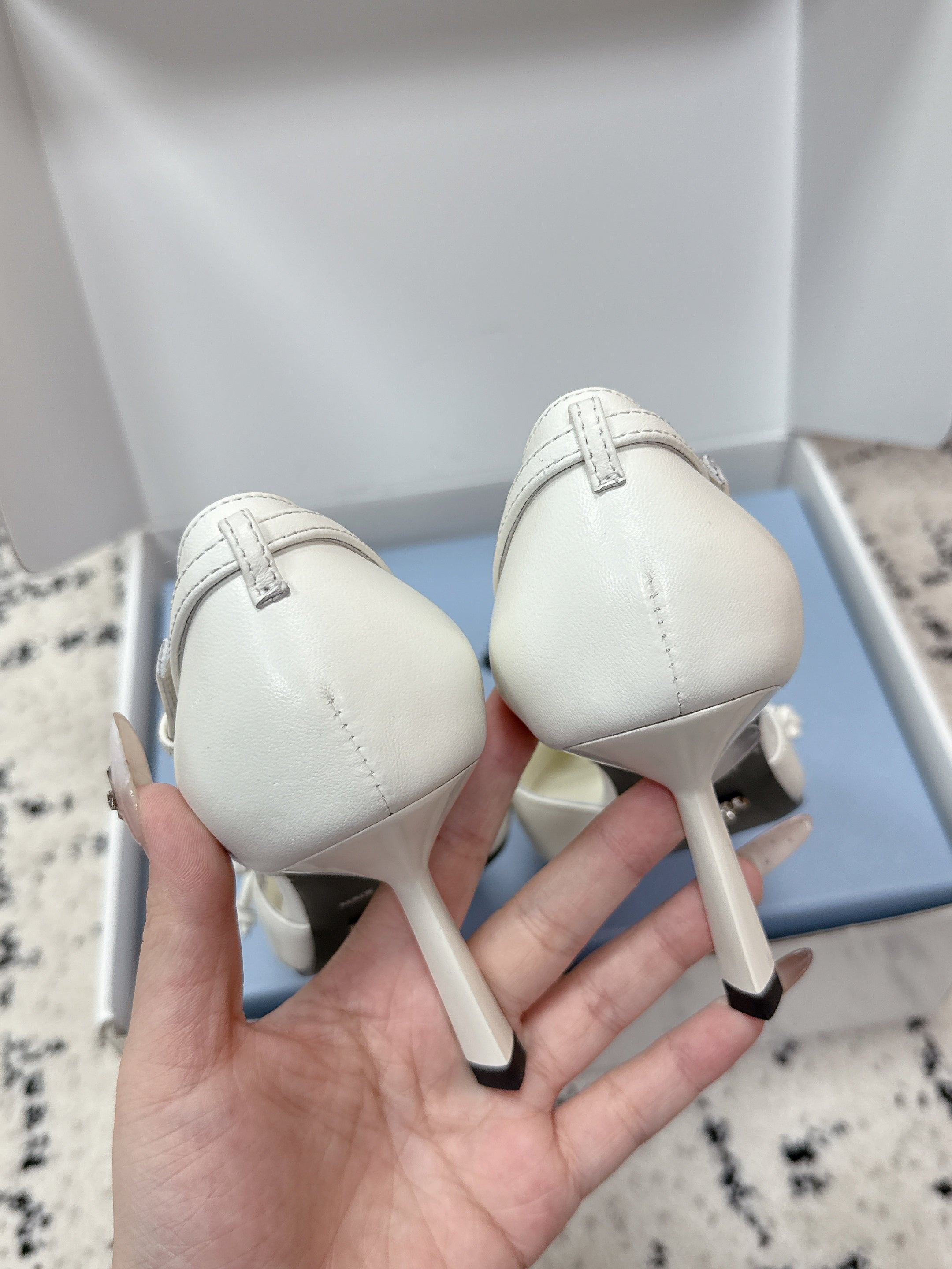 PRADA 26S POINTED-TOE HIGH HEELS 75MM IN WHITE CALFSKIN WITH BOW