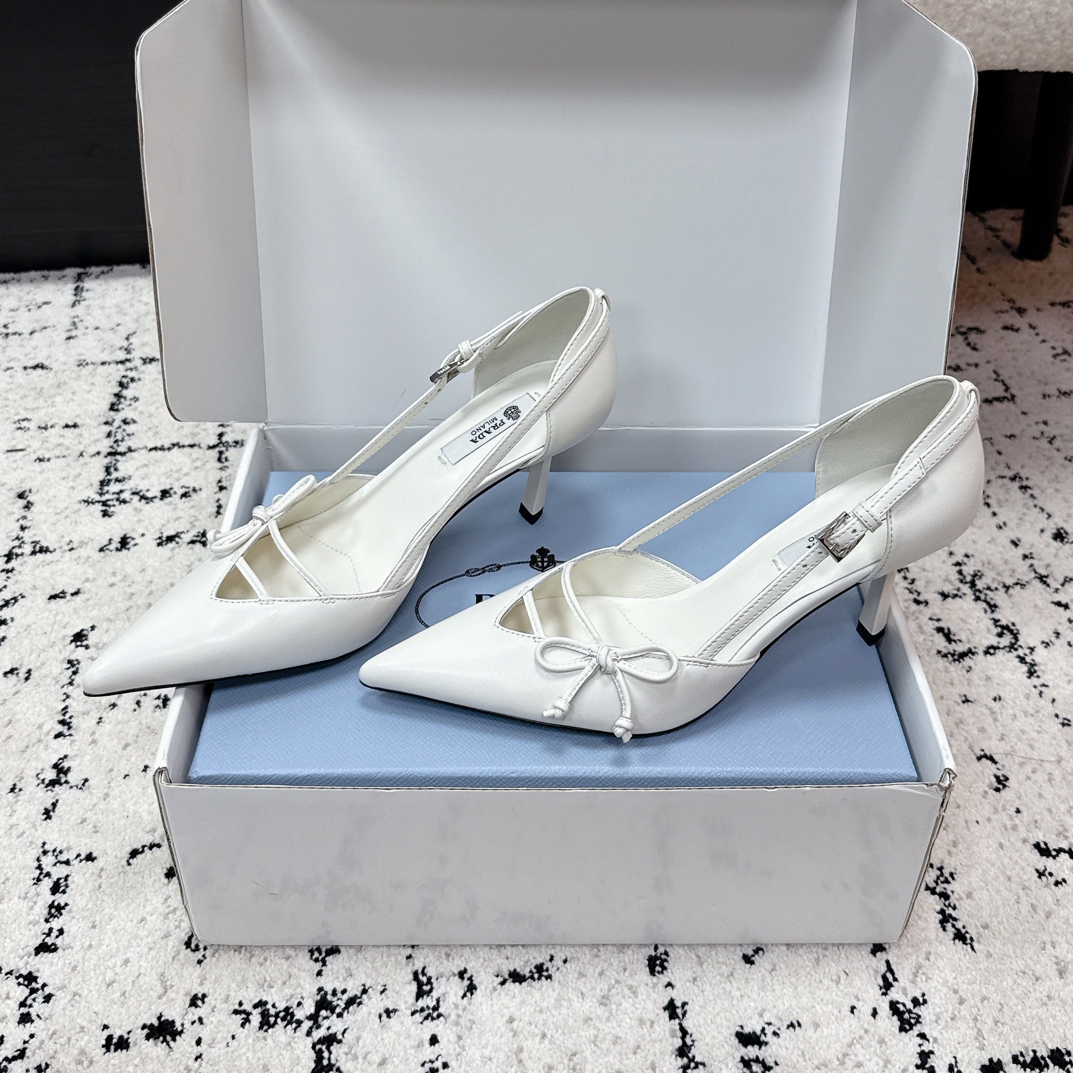 PRADA 26S POINTED-TOE HIGH HEELS 75MM IN WHITE CALFSKIN WITH BOW