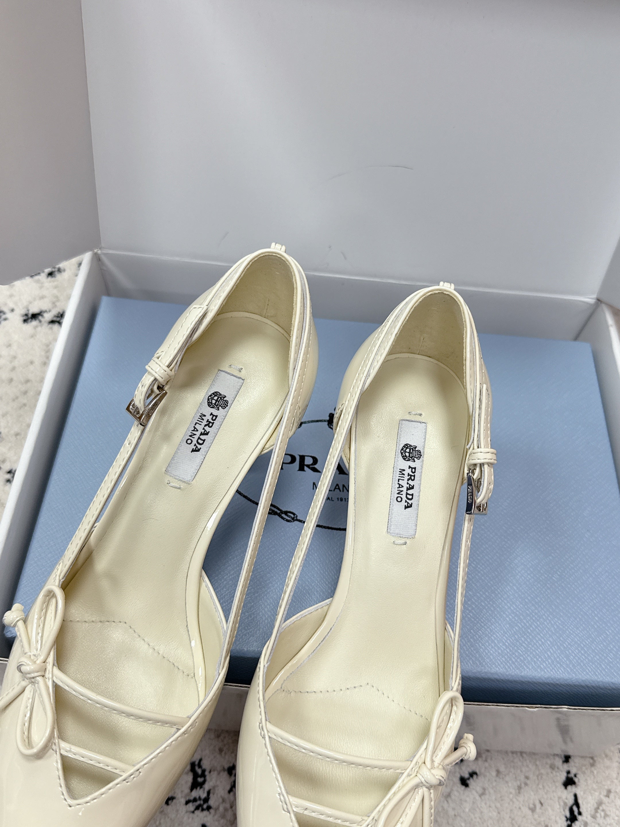 PRADA 26S POINTED-TOE HIGH HEELS 75MM IN IVORY WHITE PATENT CALFSKIN WITH BOW