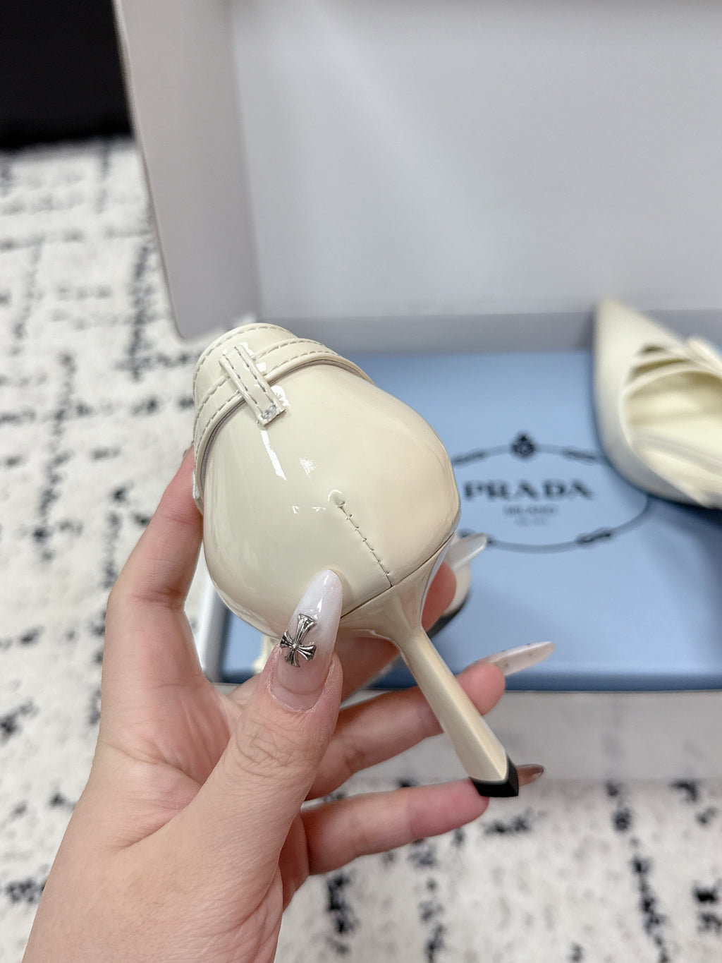 PRADA 26S POINTED-TOE HIGH HEELS 75MM IN IVORY WHITE PATENT CALFSKIN WITH BOW