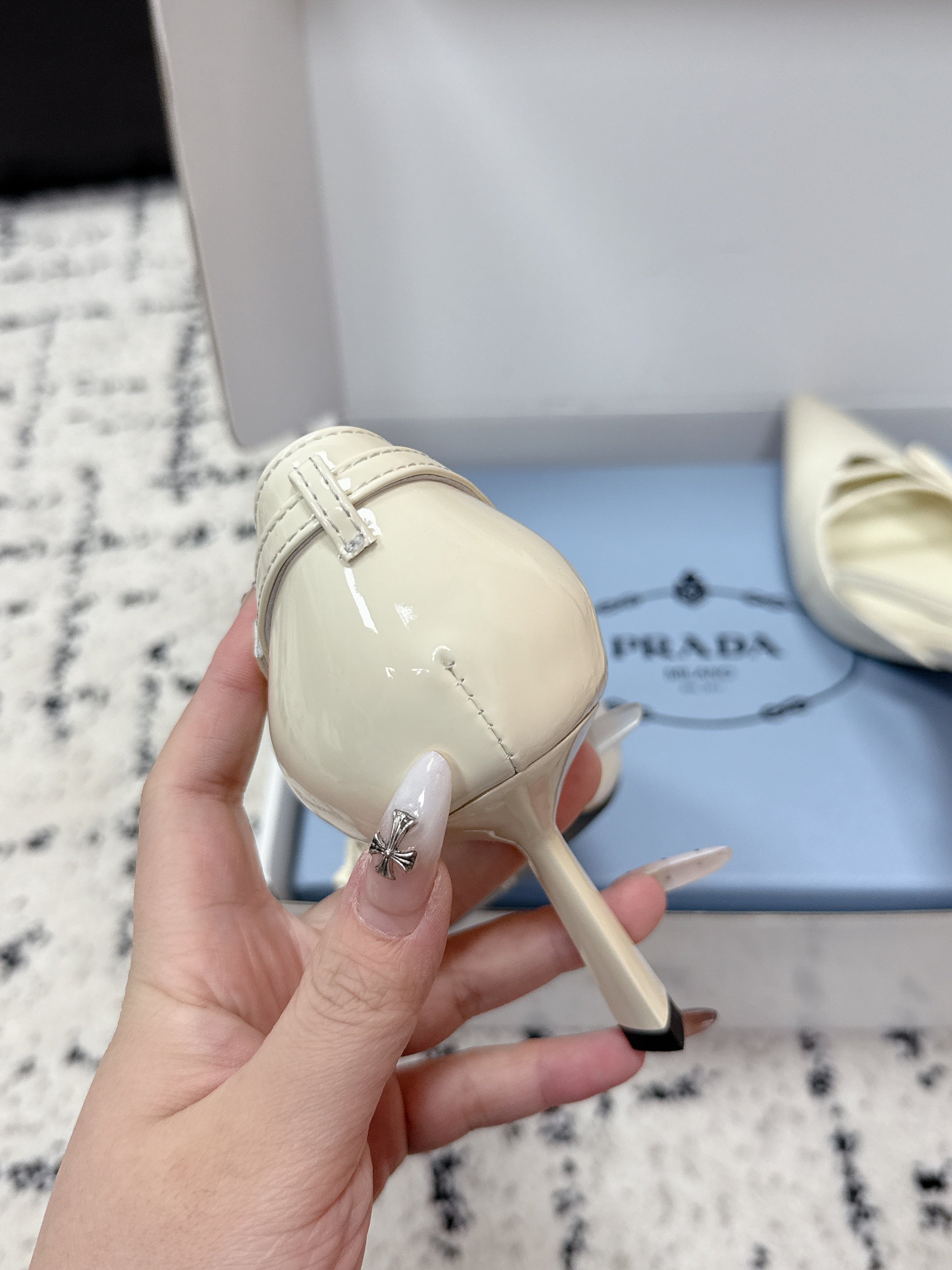 PRADA 26S POINTED-TOE HIGH HEELS 75MM IN IVORY WHITE PATENT CALFSKIN WITH BOW
