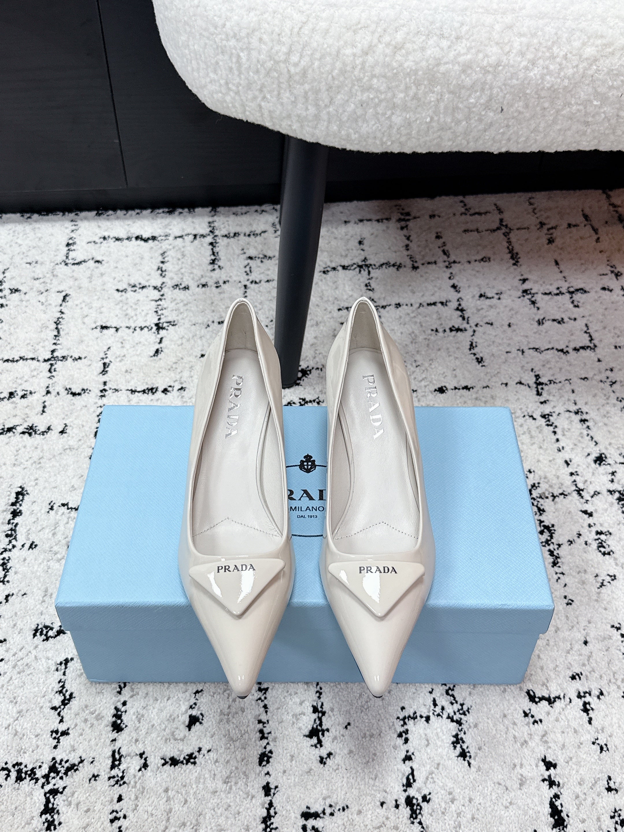 PRADA 26S POINTED-TOE HIGH HEELS 60MM IN CREAM WHITE PATENT CALFSKIN WITH LOGO