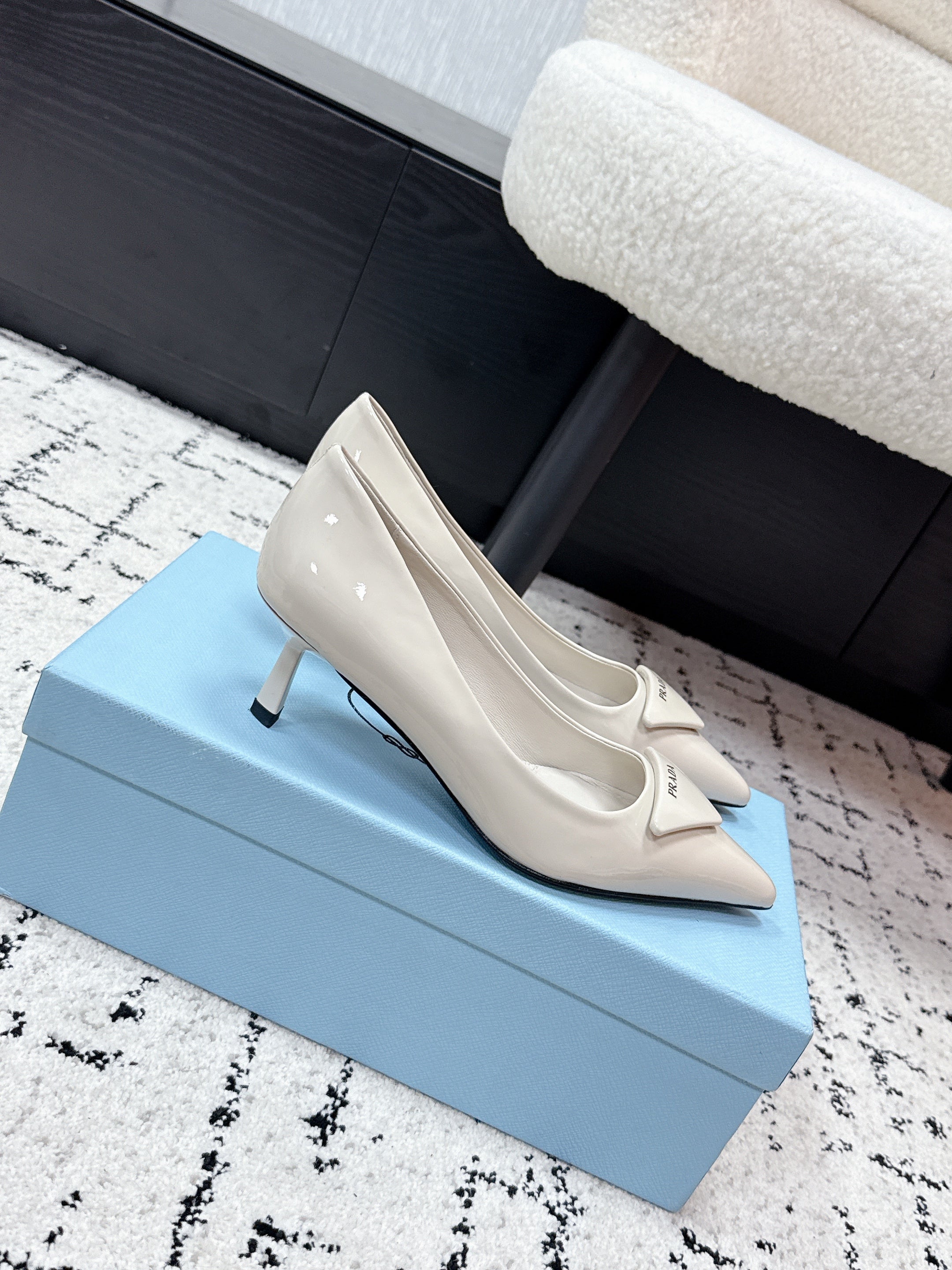 PRADA 26S POINTED-TOE HIGH HEELS 60MM IN CREAM WHITE PATENT CALFSKIN WITH LOGO