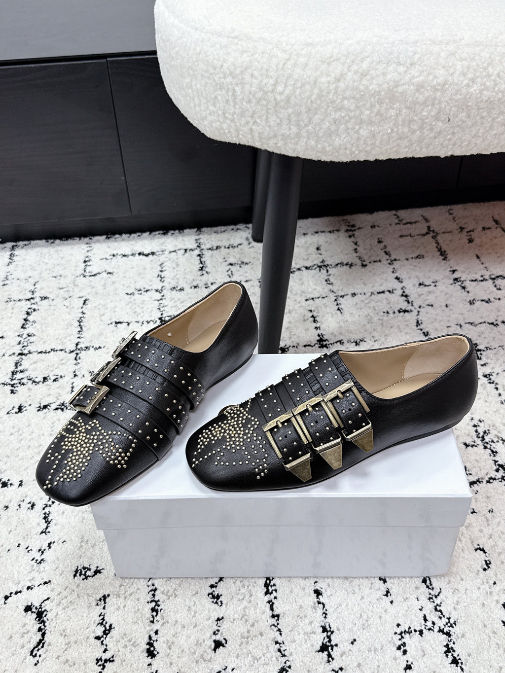 CHLOÉ 26S FLAT SHOES IN BLACK CALFSKIN WITH METAL STUDS