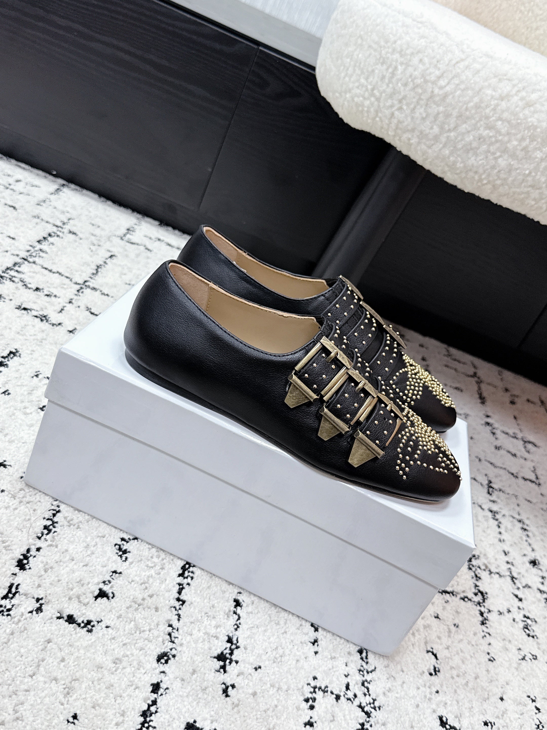 CHLOÉ 26S FLAT SHOES IN BLACK CALFSKIN WITH METAL STUDS