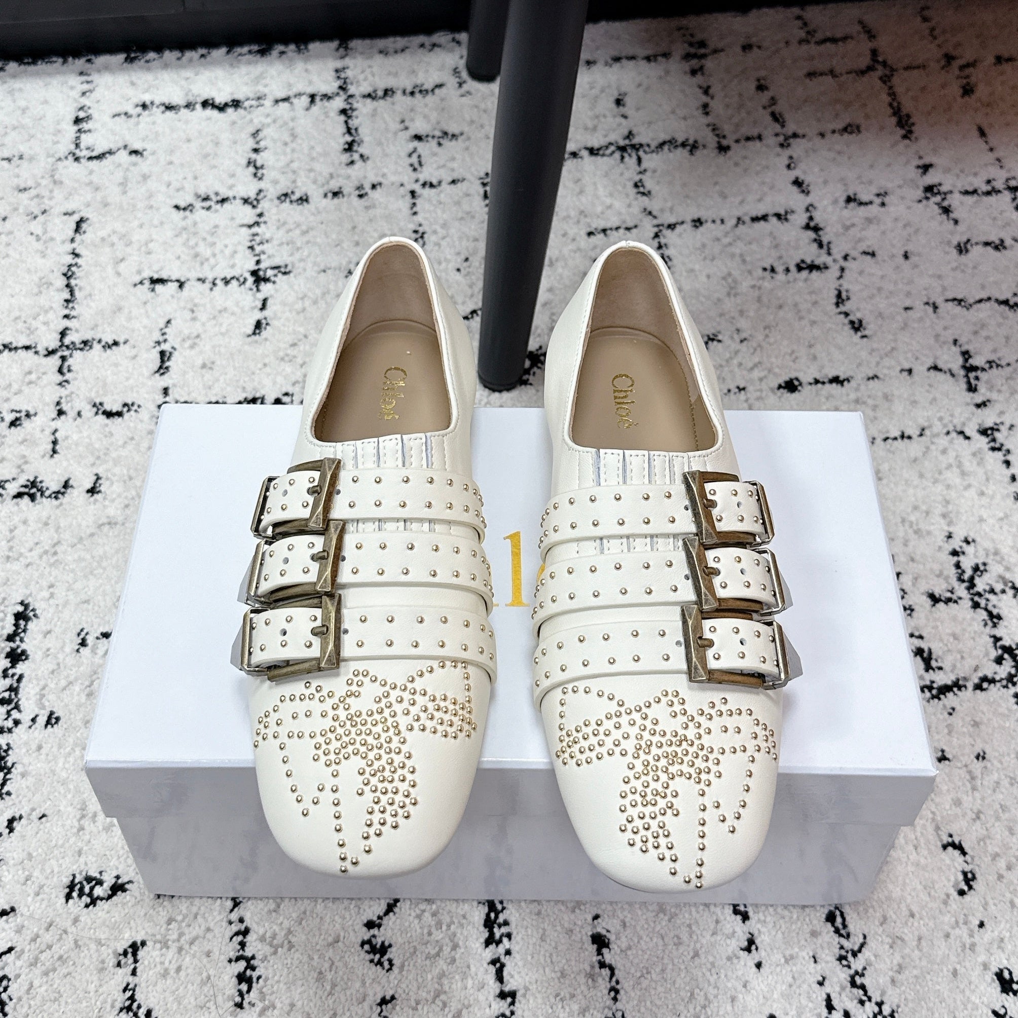 CHLOÉ 26S FLAT SHOES IN WHITE CALFSKIN WITH METAL STUDS