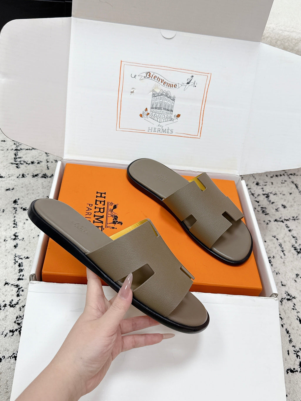 HM 26S IZMIR SANDAL IN ETOUPE LAMBSKIN