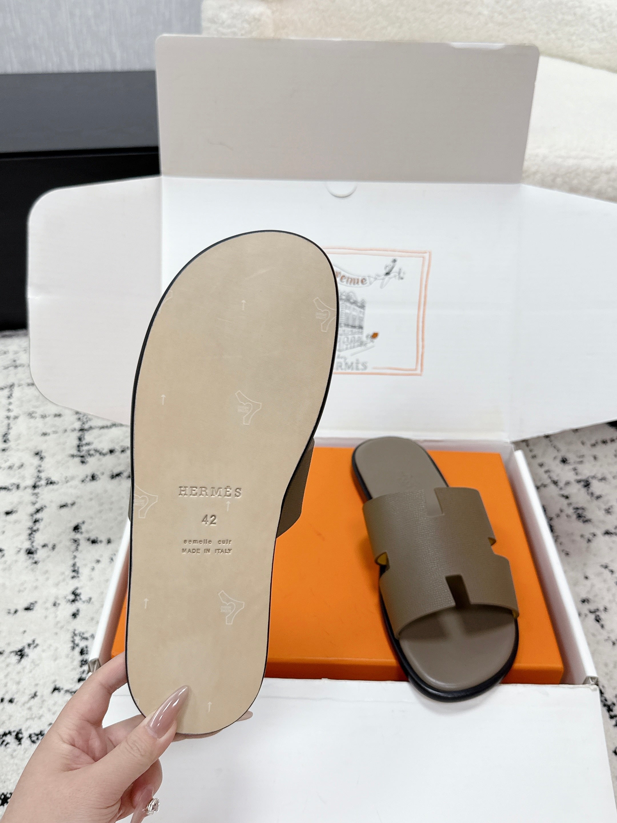HM 26S IZMIR SANDAL IN ETOUPE LAMBSKIN
