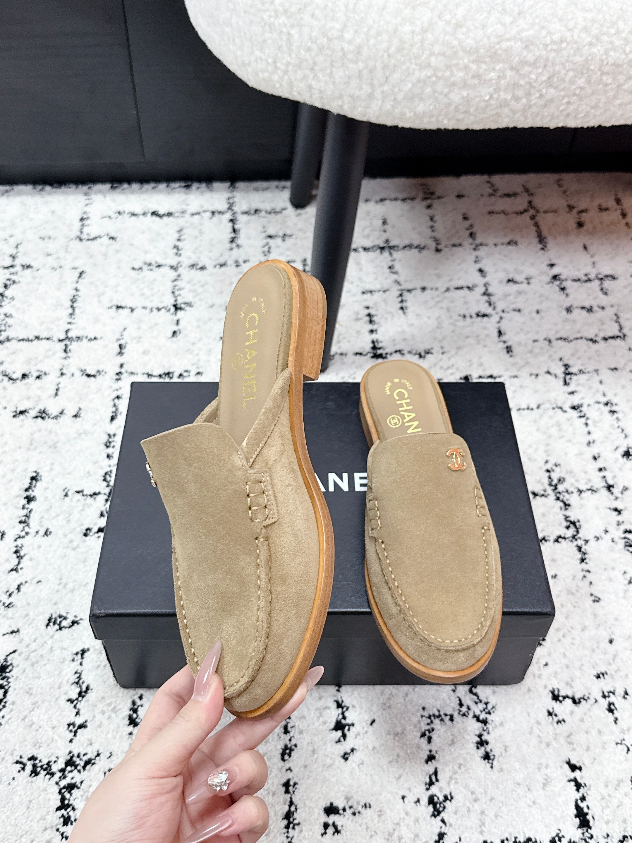 CHANEL 26S MULE LOAFERS IN LIGHT BROWN SUEDE WITH CC LOGO