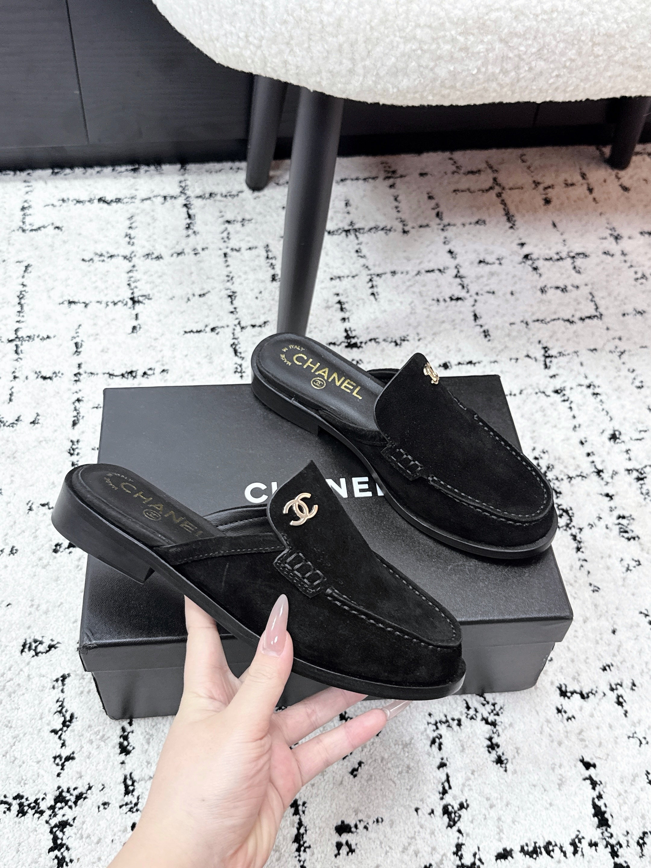 CHANEL 26S MULE LOAFERS IN BLACK SUEDE WITH CC LOGO
