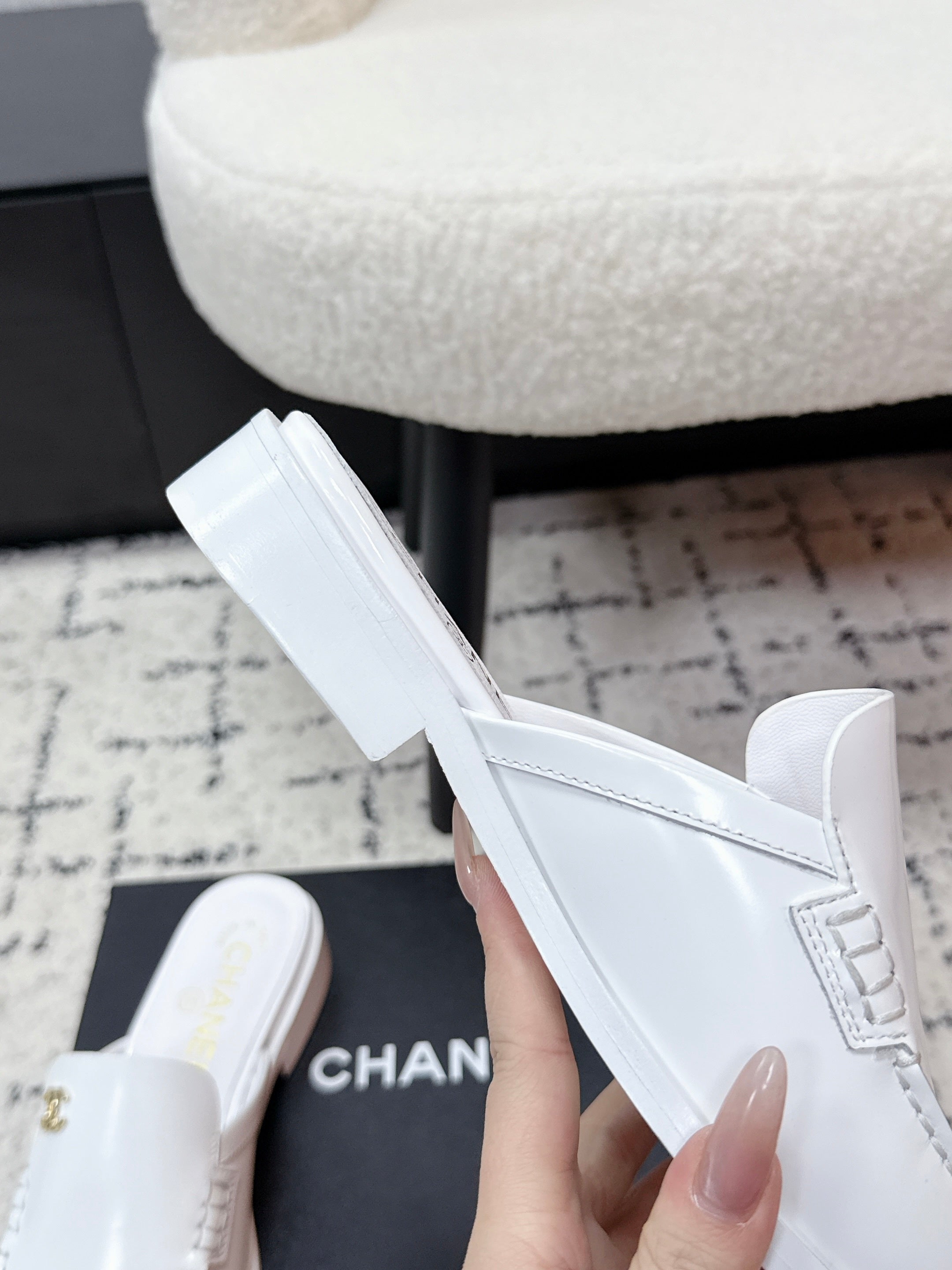 CHANEL 26S MULE LOAFERS IN WHITE SMOOTH CALFSKIN WITH CC LOGO