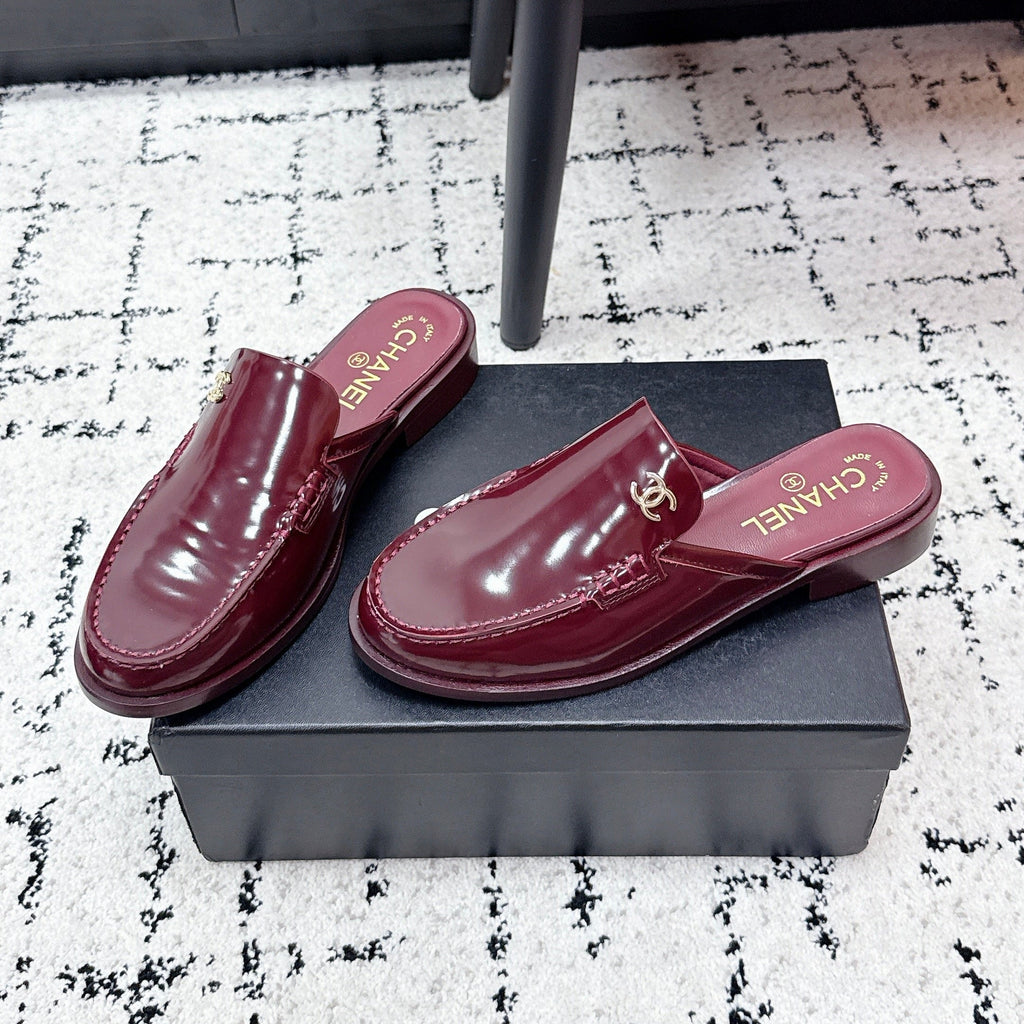 CHANEL 26S MULE LOAFERS IN BURGUNDY RED PATENT CALFSKIN WITH CC LOGO