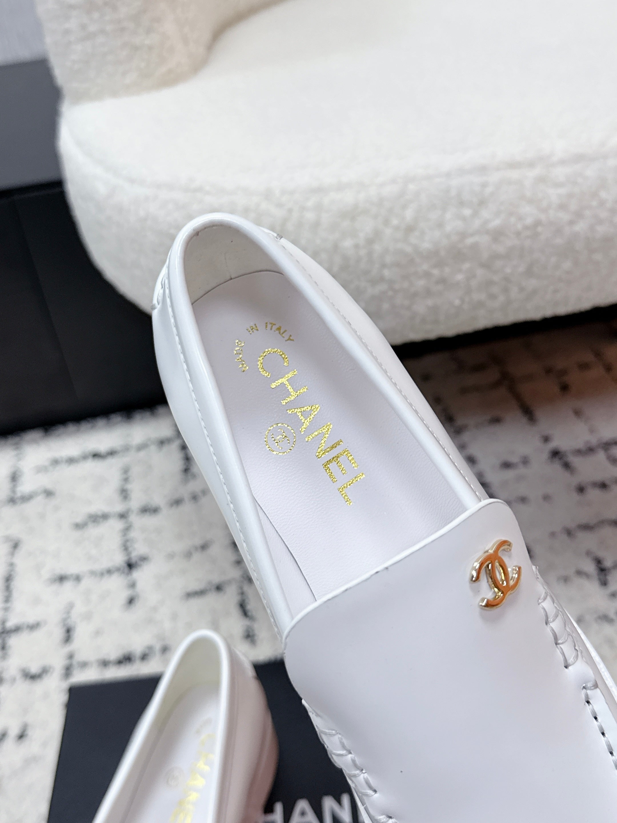 CHANEL 26S LOAFERS IN WHITE SMOOTH CALFSKIN WITH CC LOGO