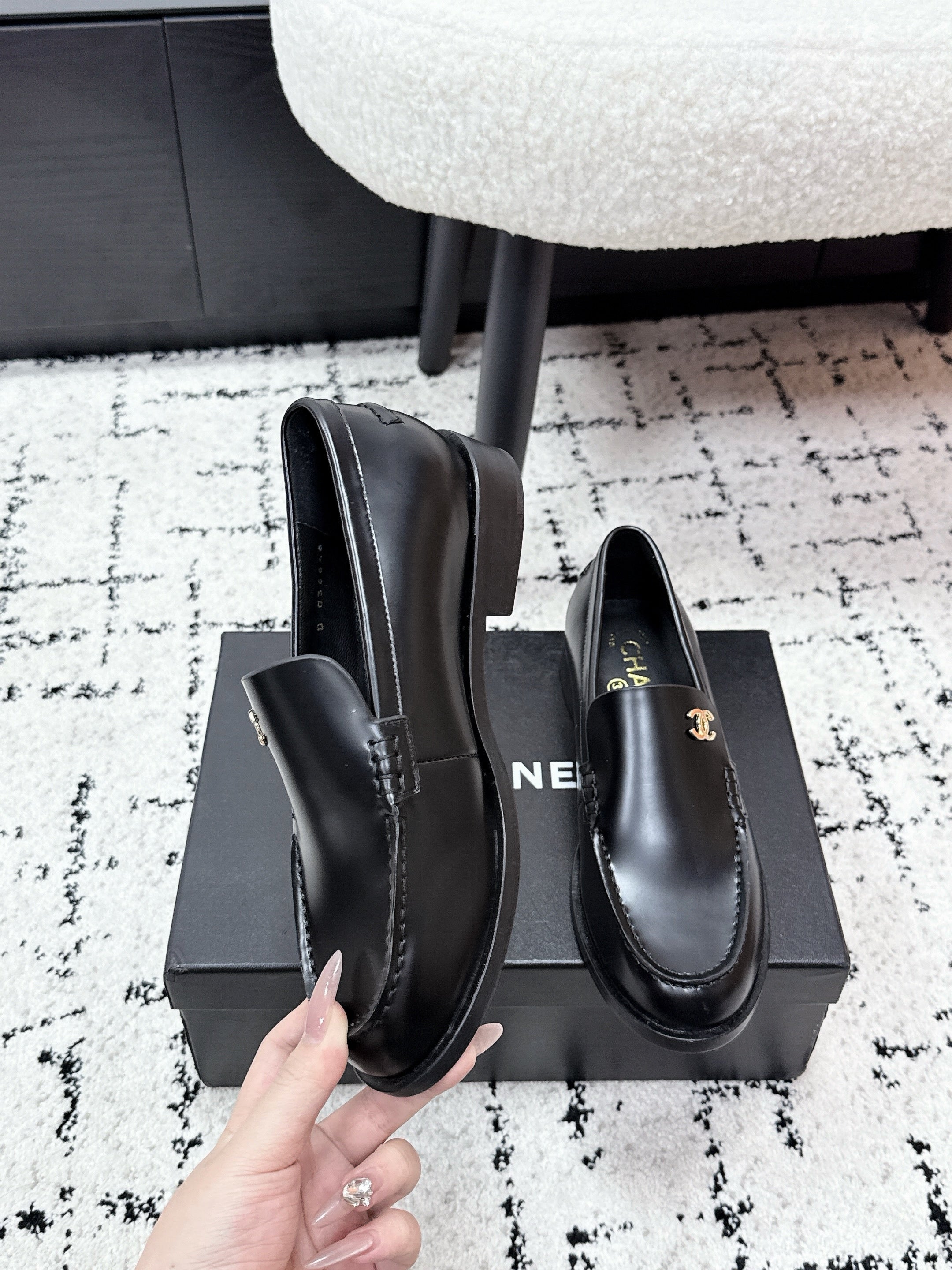 CHANEL 26S LOAFERS IN BLACK SMOOTH CALFSKIN WITH CC LOGO