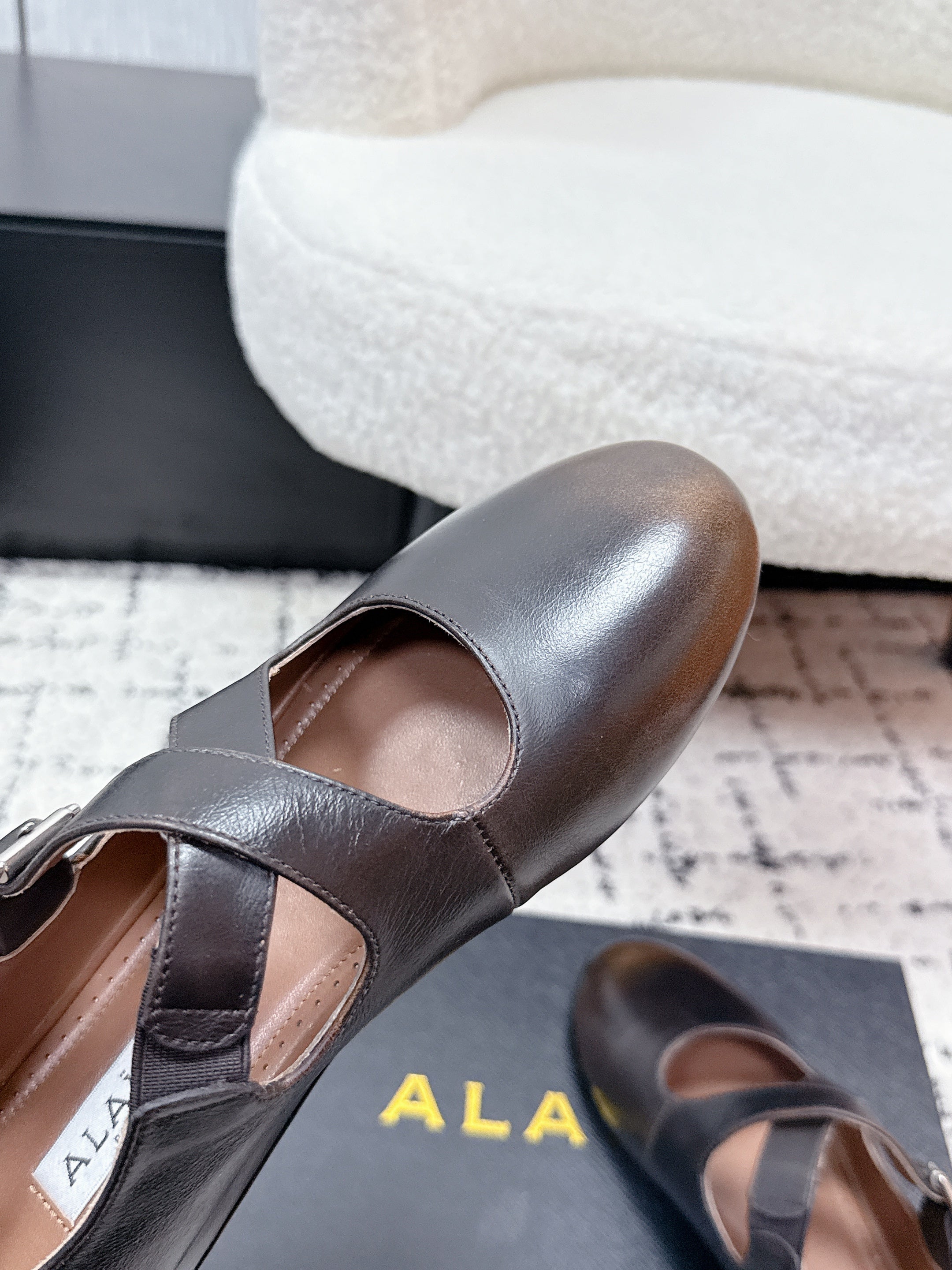 ALAIA 26S CROSS-STRAP BALLET FLATS IN DARK BROWN LAMBSKIN