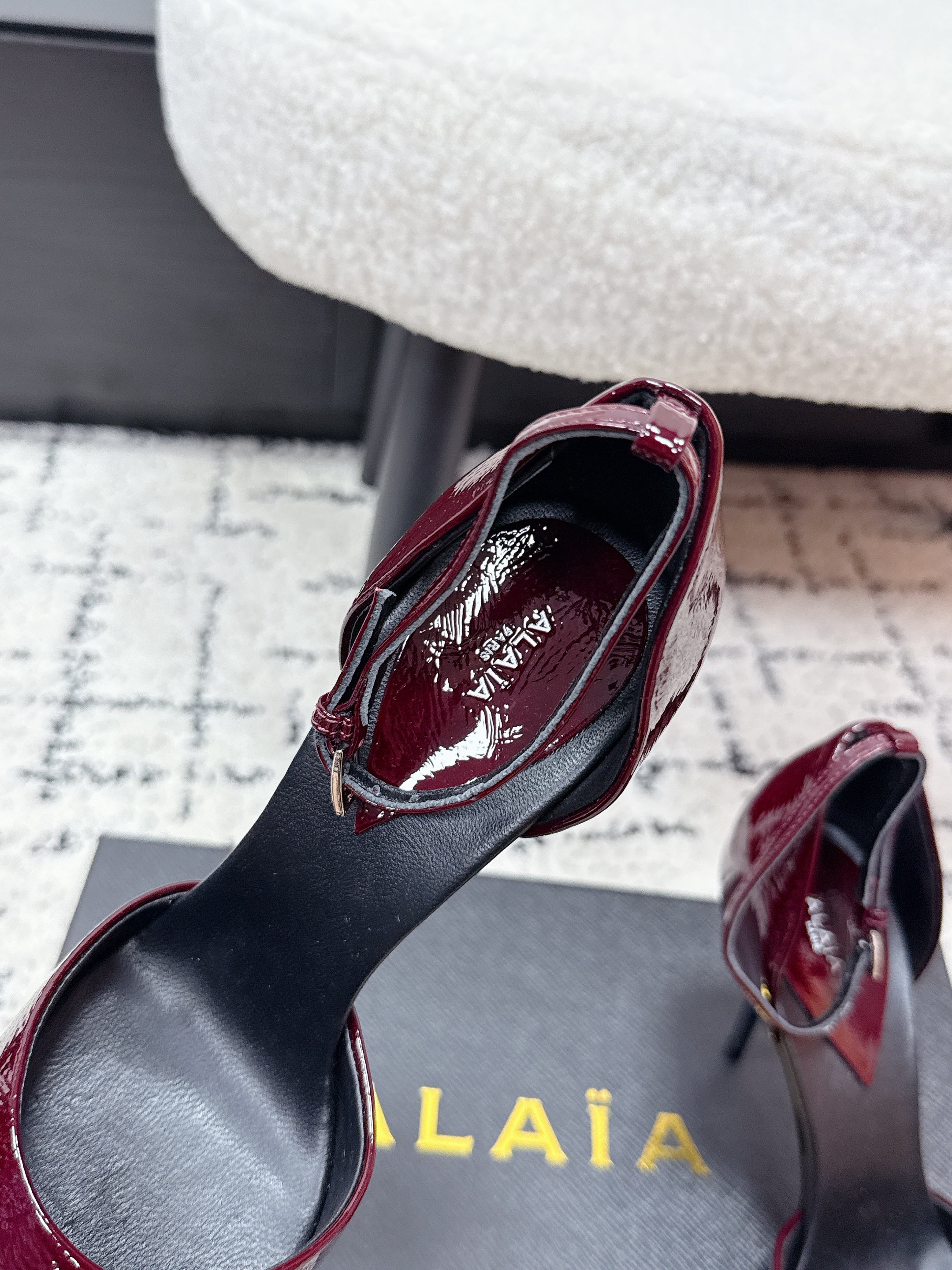 ALAIA 26S POINTED-TOE HEELS 90 MM IN DARK RED PATENT CALFSKIN