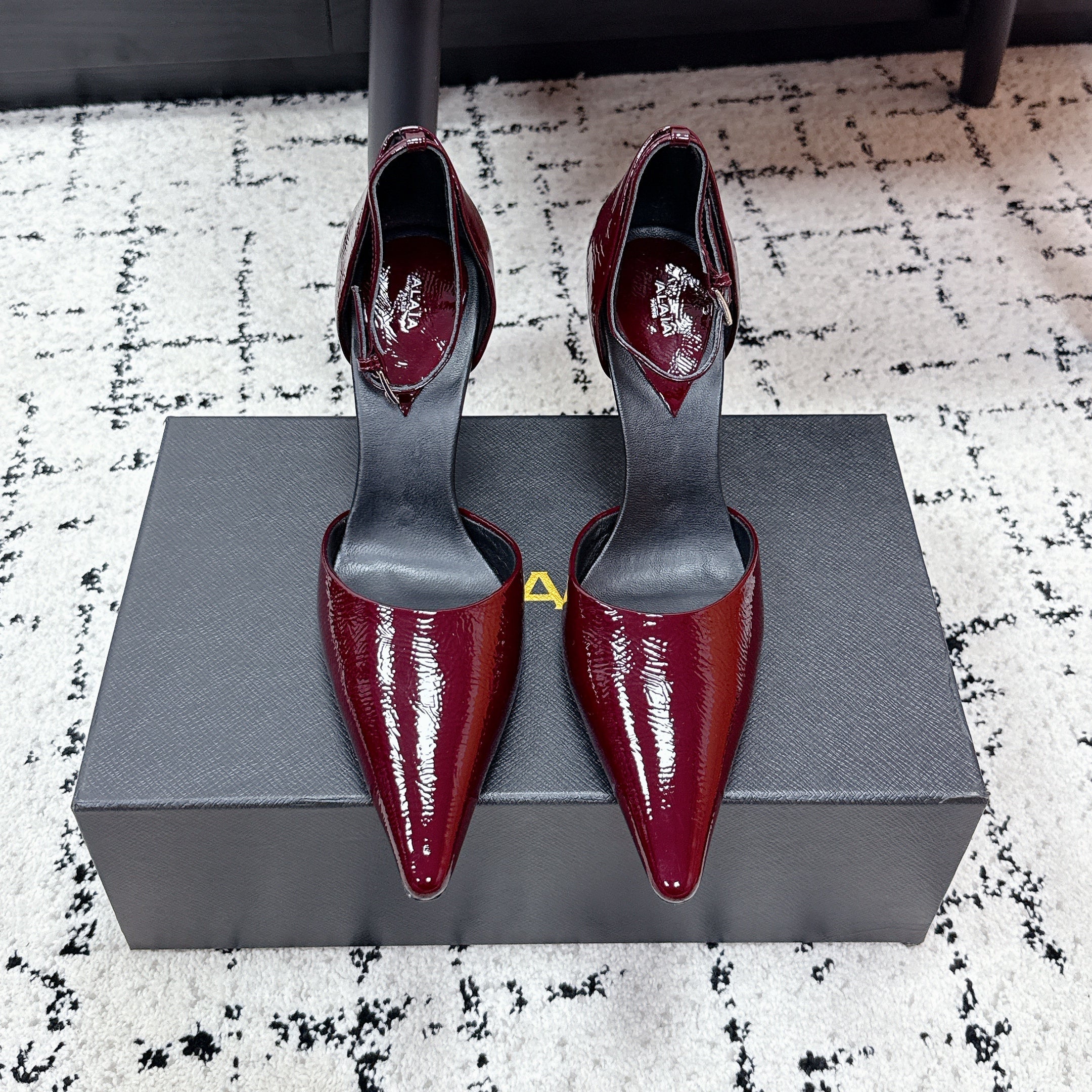 ALAIA 26S POINTED-TOE HEELS 90 MM IN DARK RED PATENT CALFSKIN