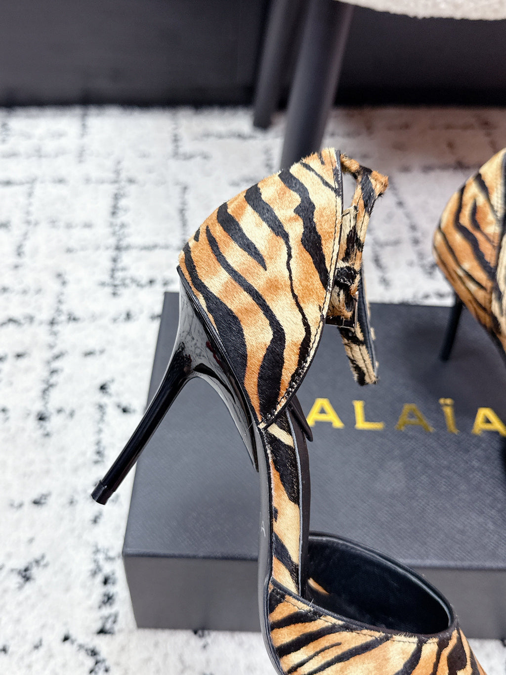 ALAIA 26S POINTED-TOE HEELS 90 MM IN TIGER PRINT PONY HAIR