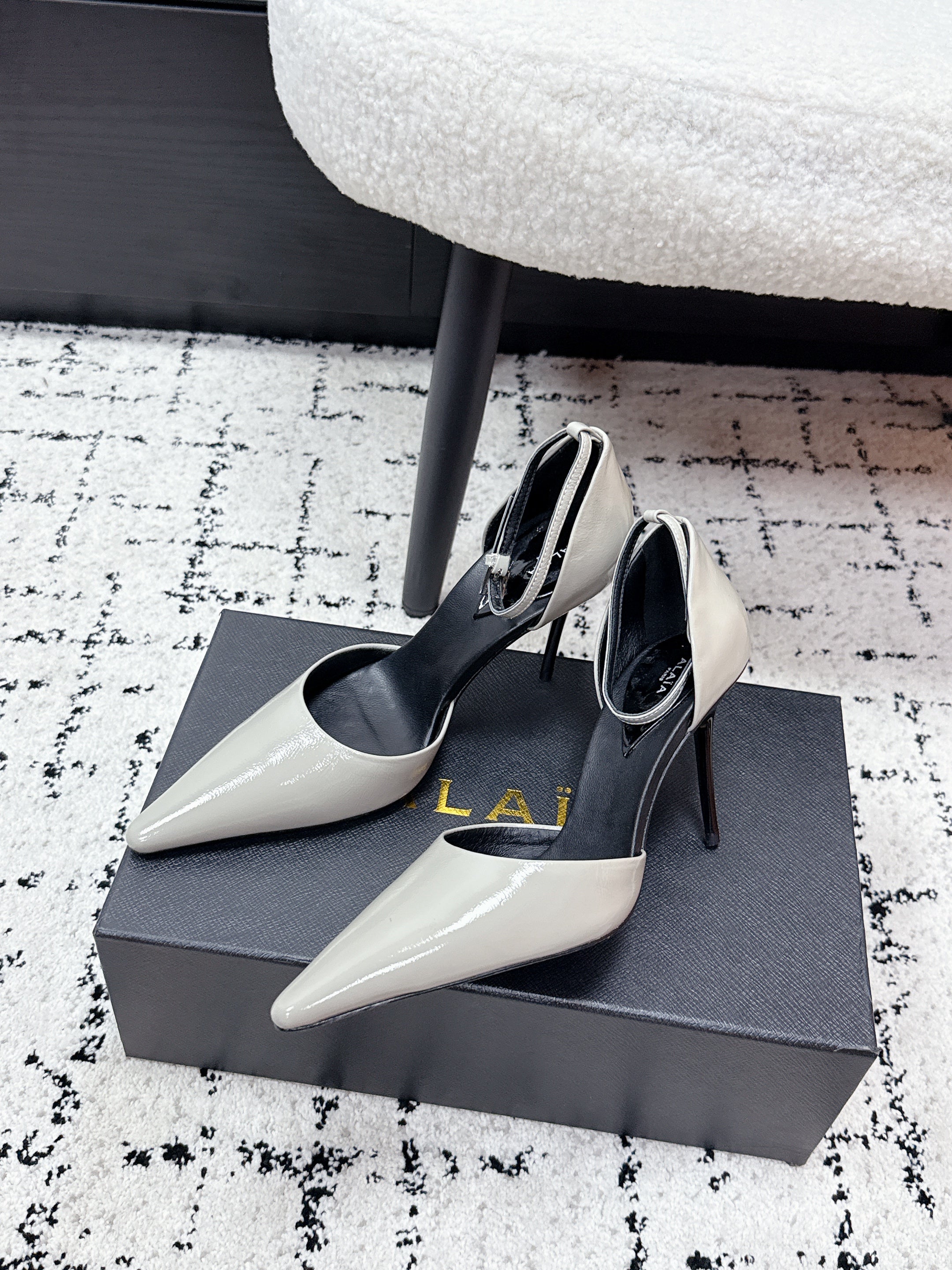 ALAIA 26S POINTED-TOE HEELS 90 MM IN LIGHT GREY PATENT CALFSKIN