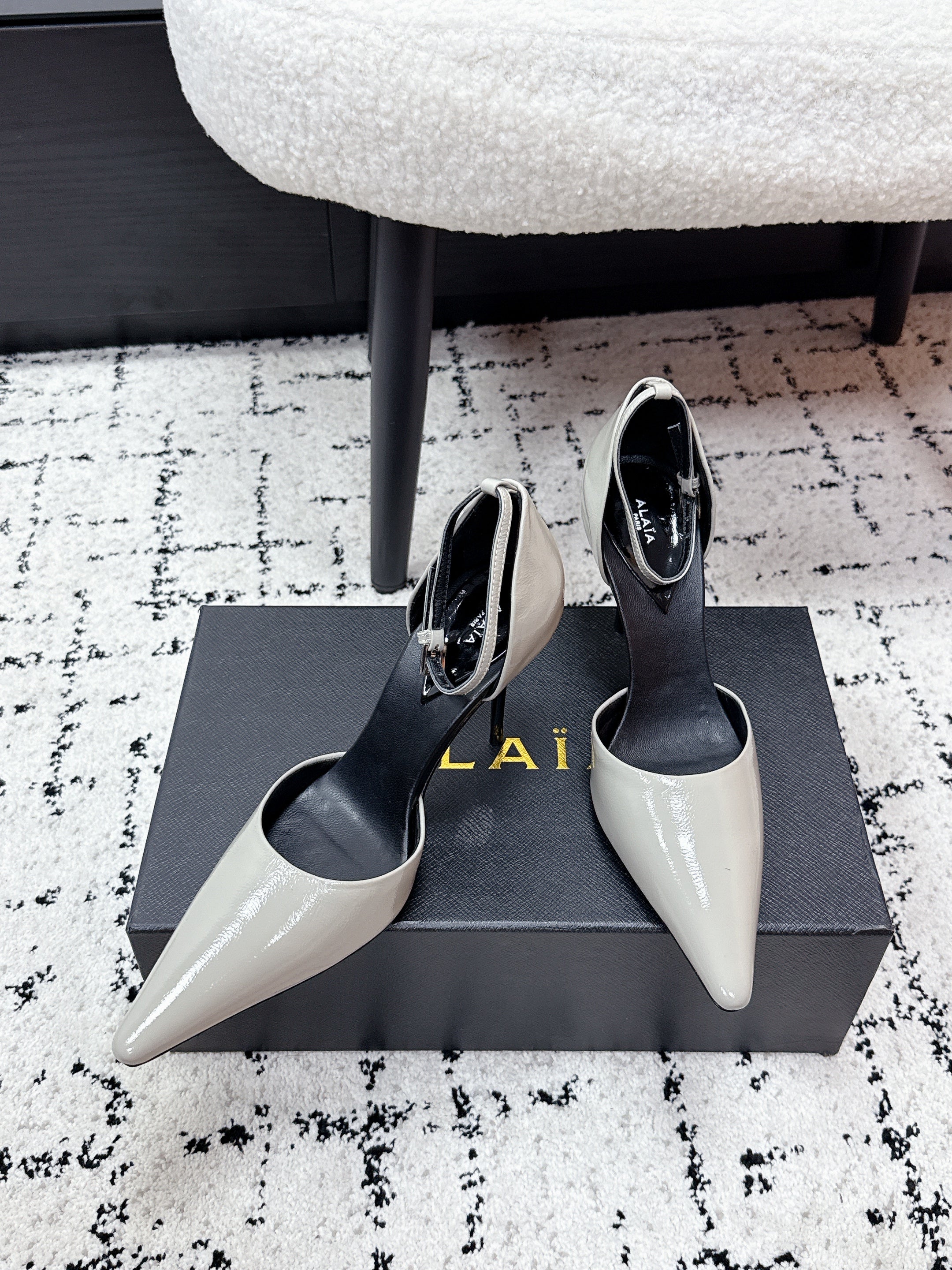 ALAIA 26S POINTED-TOE HEELS 90 MM IN LIGHT GREY PATENT CALFSKIN