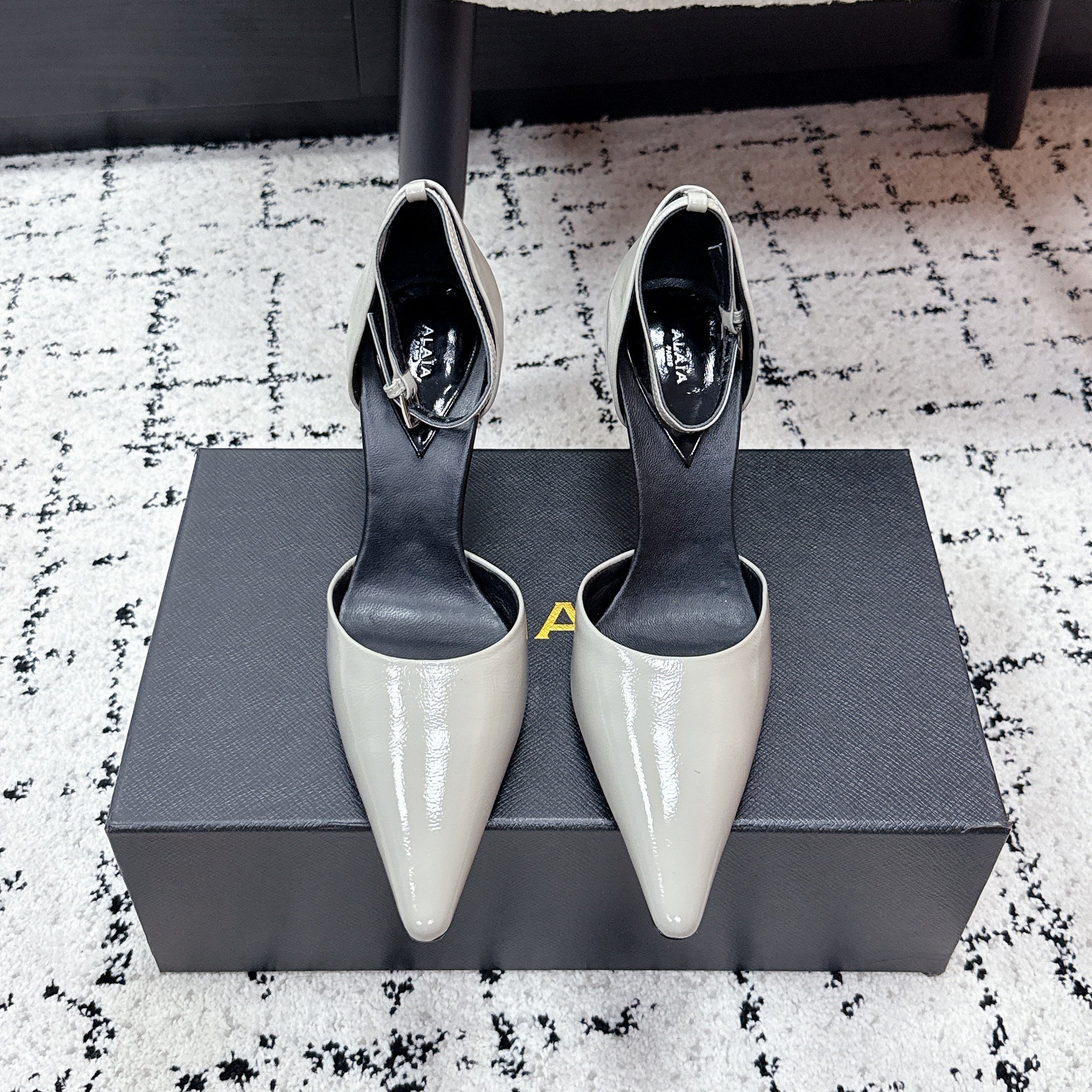 ALAIA 26S POINTED-TOE HEELS 90 MM IN LIGHT GREY PATENT CALFSKIN