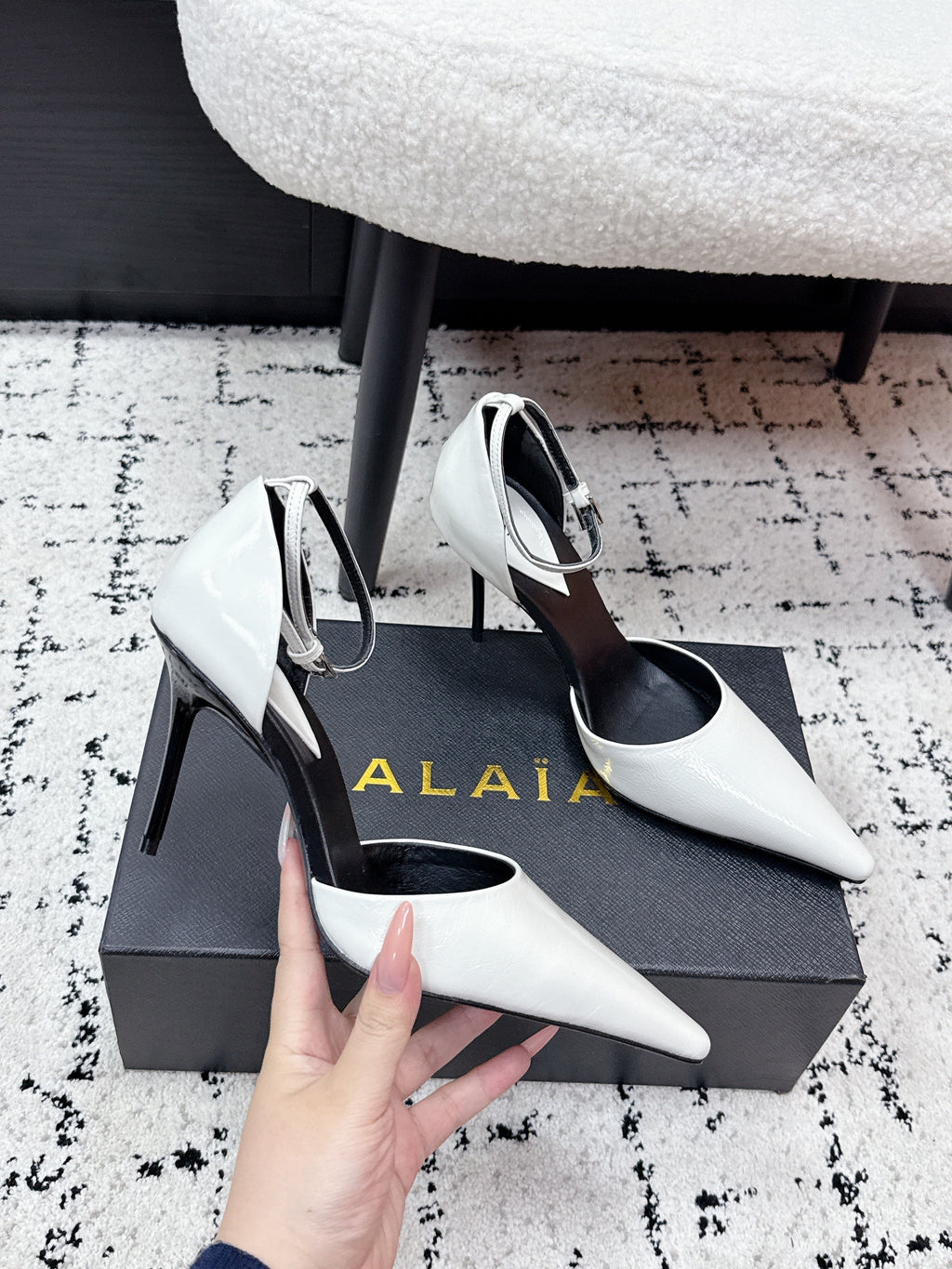 ALAIA 26S POINTED-TOE HEELS 90 MM IN WHITE PATENT CALFSKIN