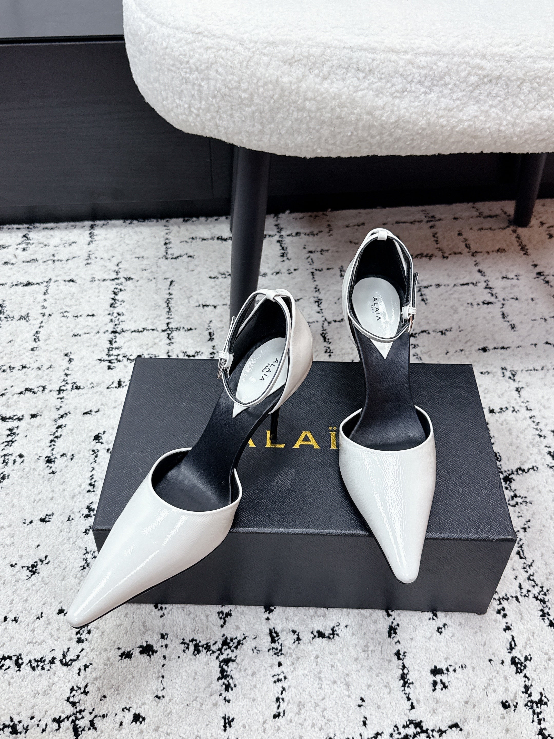 ALAIA 26S POINTED-TOE HEELS 90 MM IN WHITE PATENT CALFSKIN