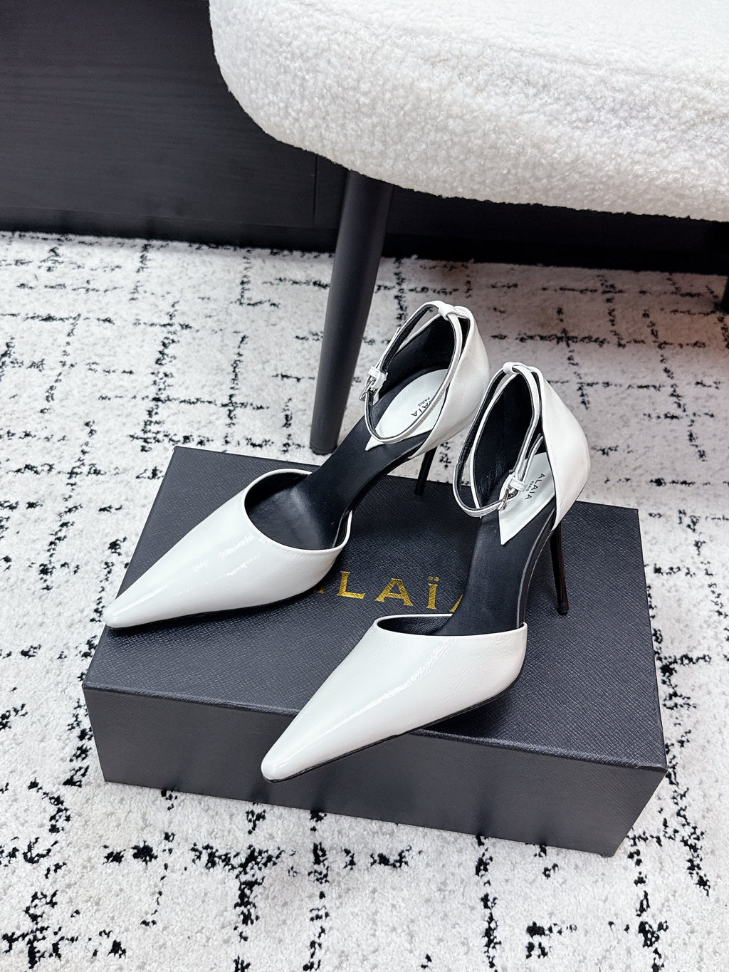ALAIA 26S POINTED-TOE HEELS 90 MM IN WHITE PATENT CALFSKIN