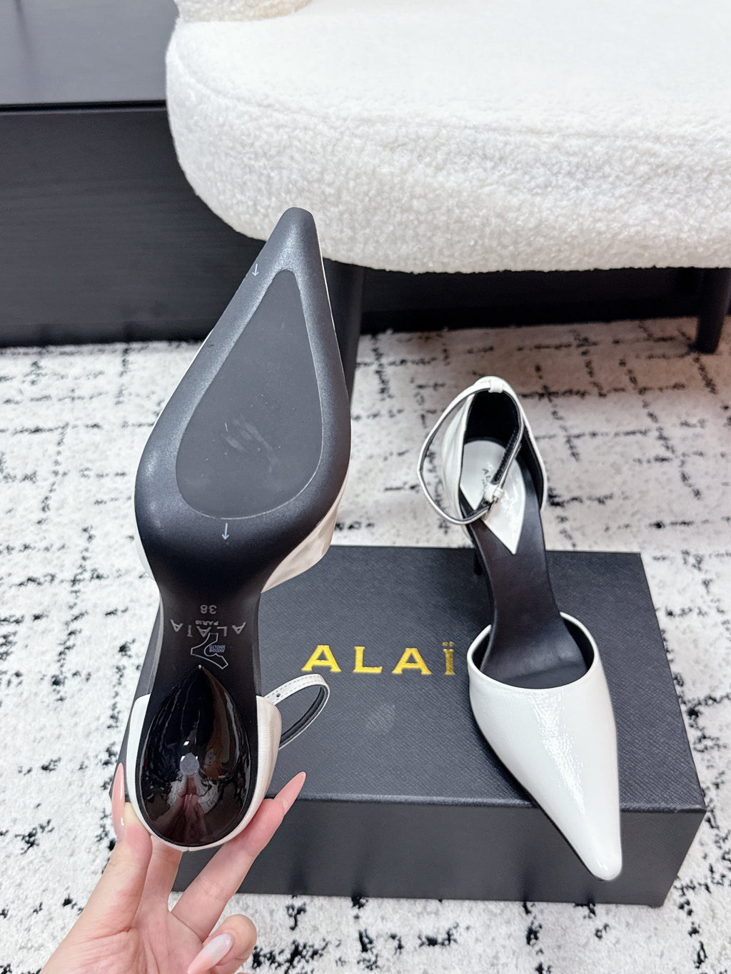 ALAIA 26S POINTED-TOE HEELS 90 MM IN WHITE PATENT CALFSKIN