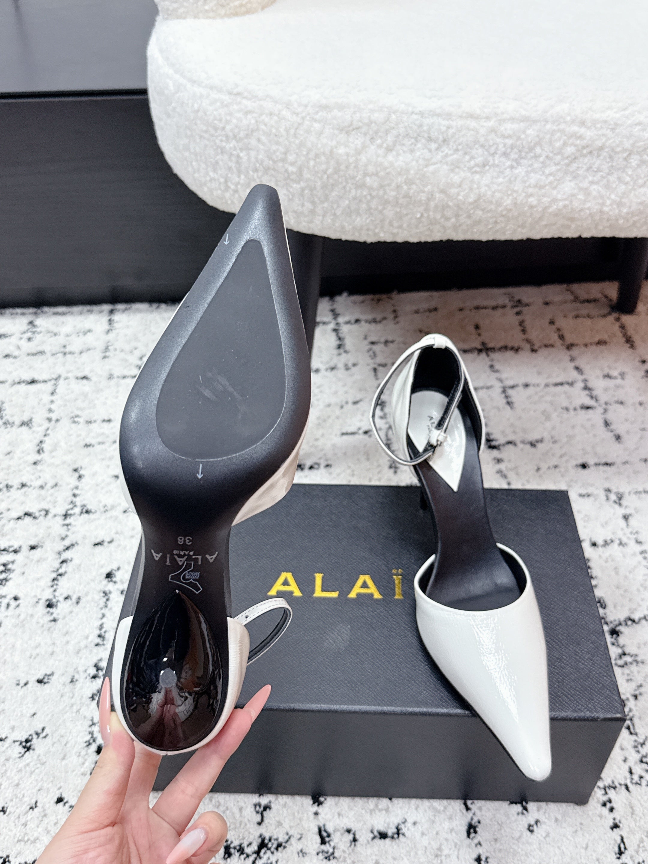 ALAIA 26S POINTED-TOE HEELS 90 MM IN WHITE PATENT CALFSKIN