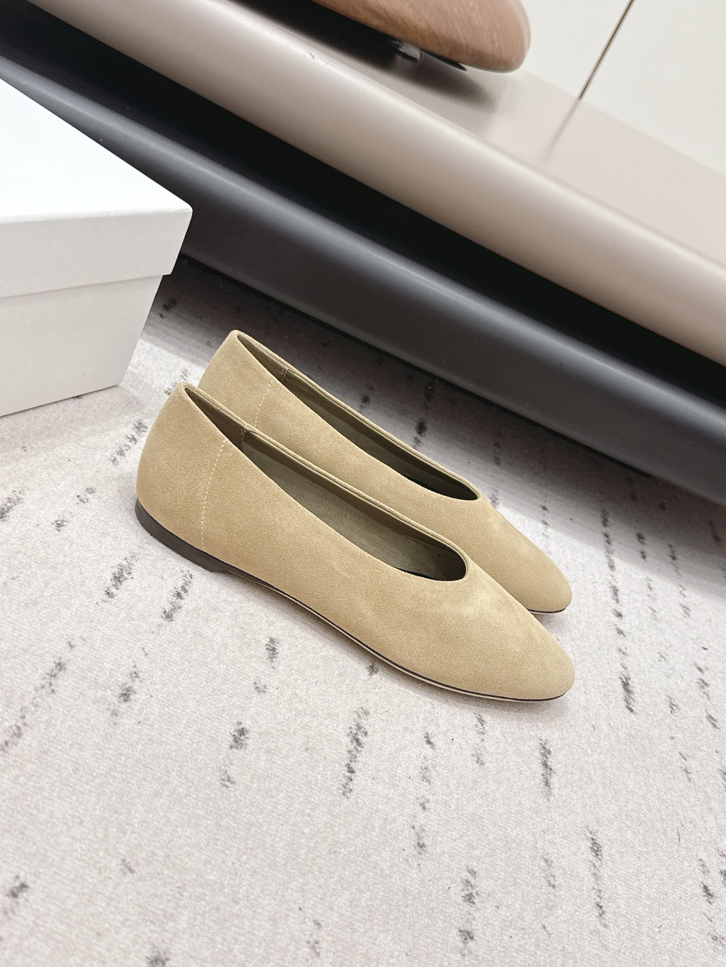 THE ROW 26S BALLET FLATS IN BEIGE SUEDE