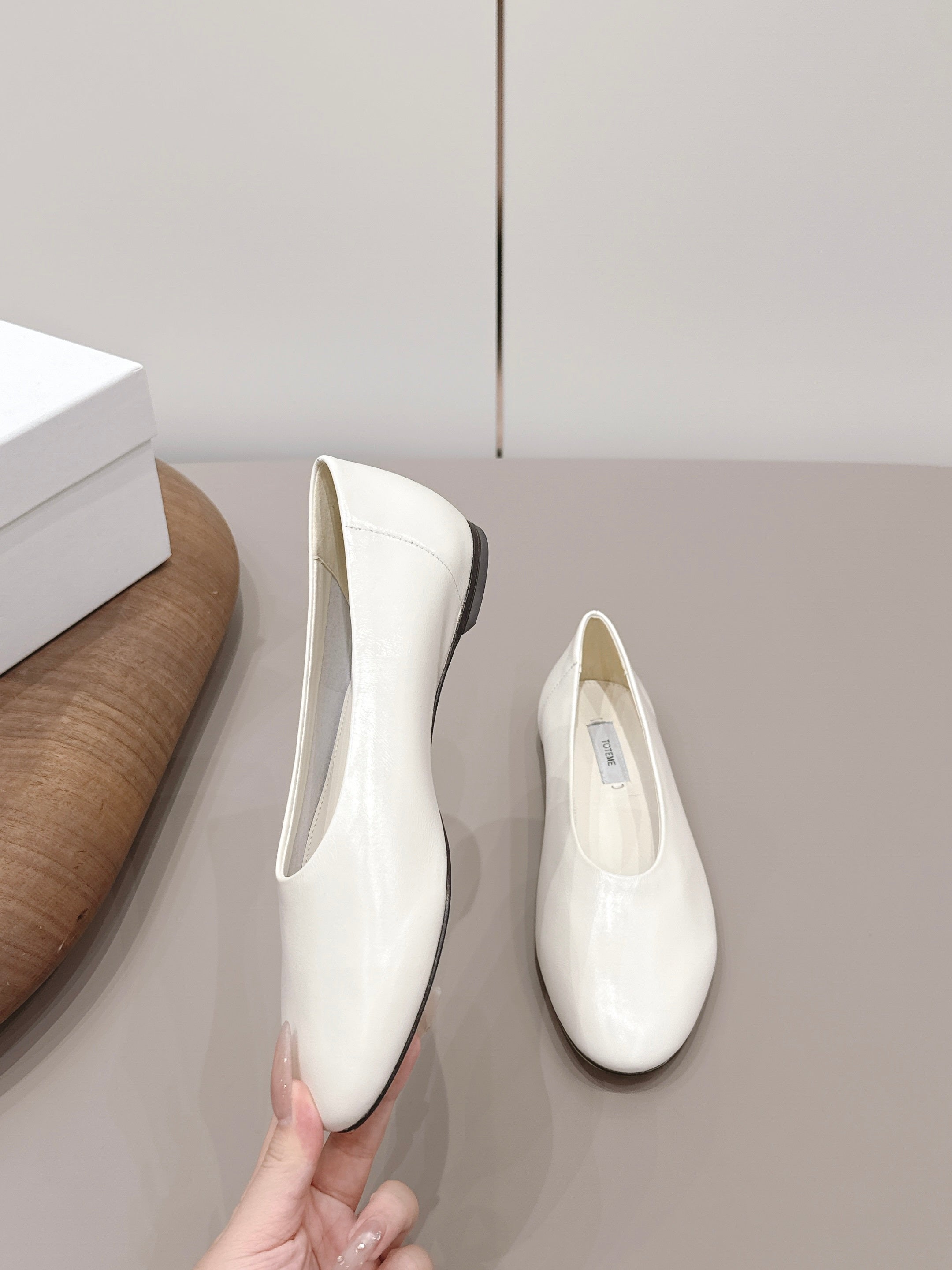 THE ROW 26S BALLET FLATS IN WHITE CALFSKIN