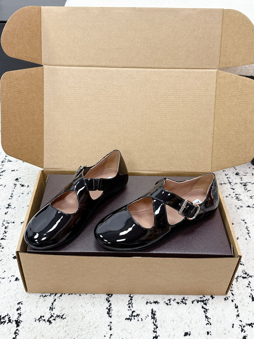 ALAIA 26S CROSS-STRAP BALLET FLATS IN BLACK GLOSSY LAMBSKIN