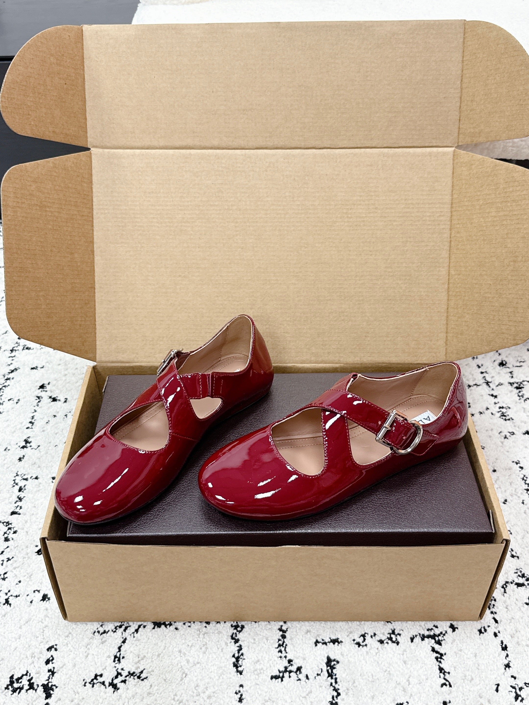 ALAIA 26S CROSS-STRAP BALLET FLATS IN RED GLOSSY LAMBSKIN