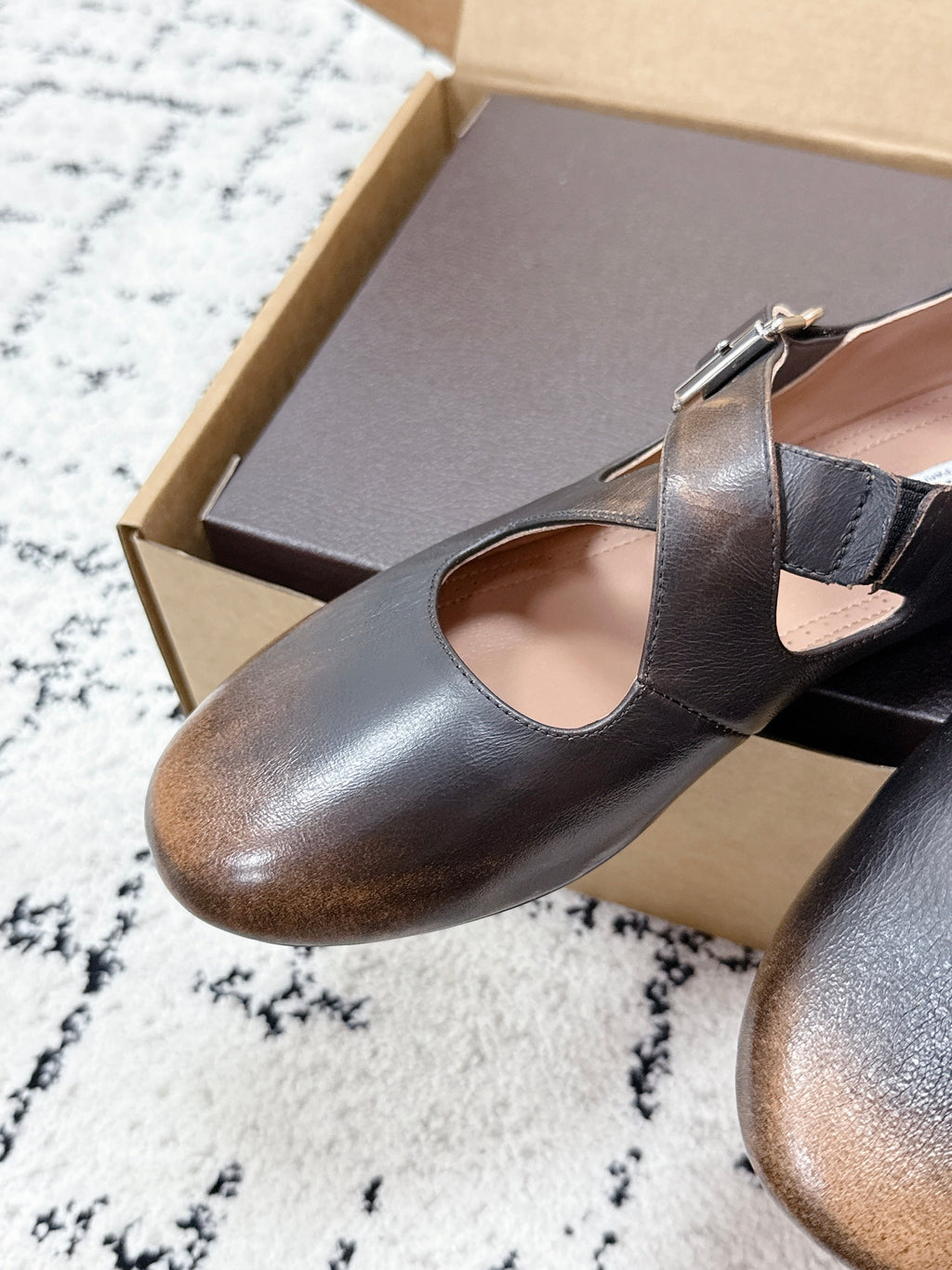 ALAIA 26S CROSS-STRAP BALLET FLATS IN MOTTLED DARK BROWN LAMBSKIN