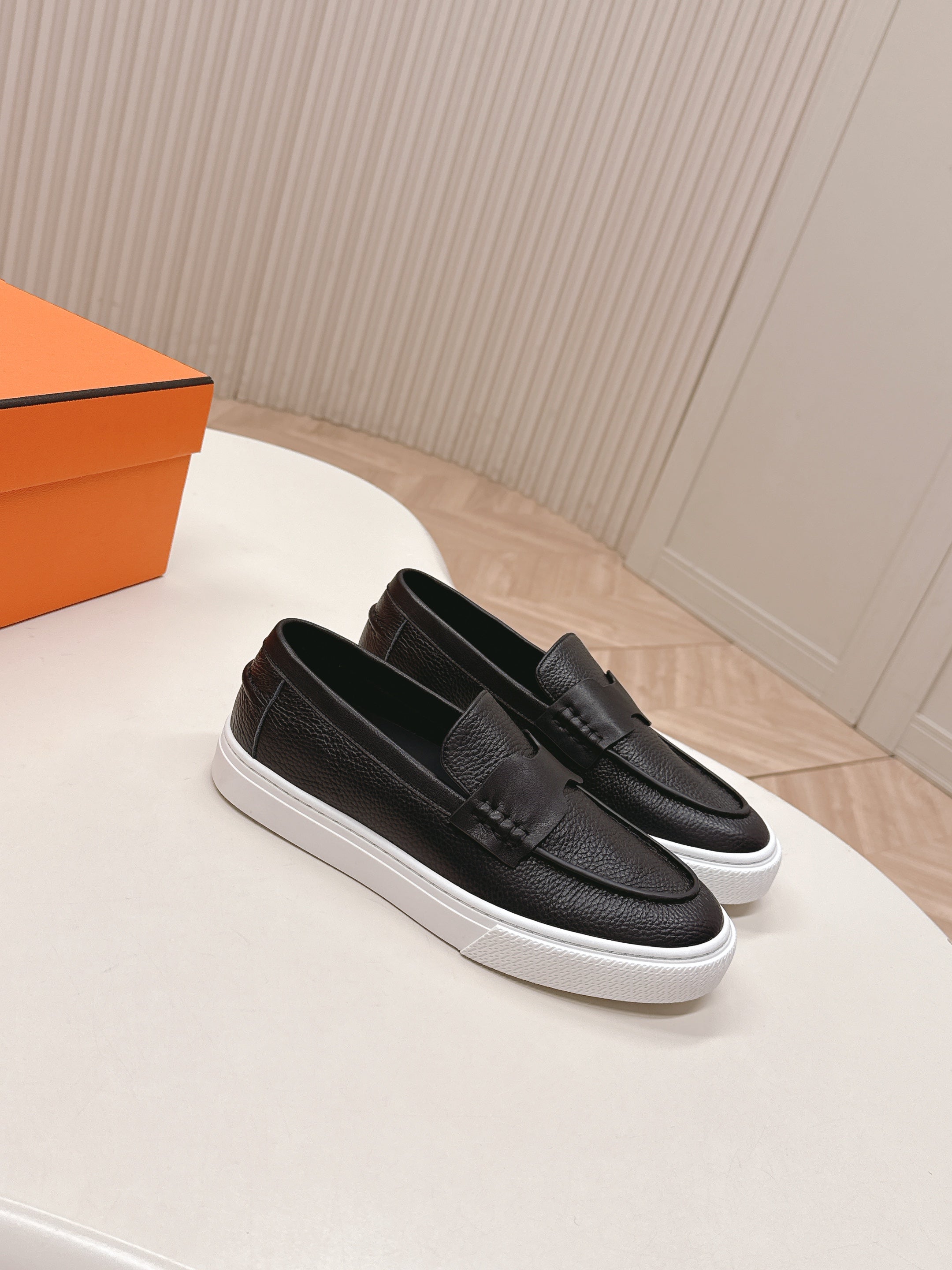 HM 25S SLIP-ON IN BLACK GRAINED LEATHER