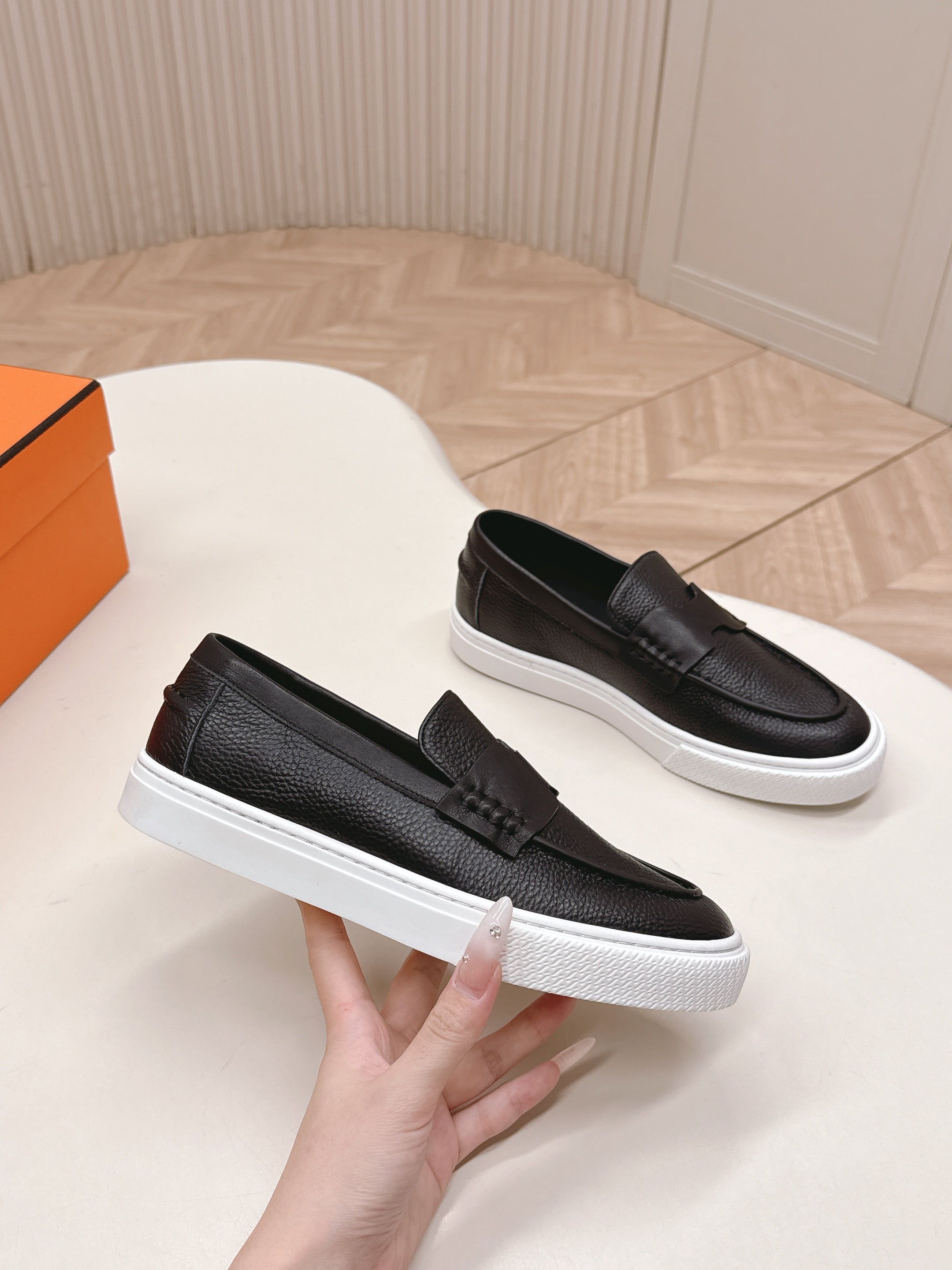 HM 25S SLIP-ON IN BLACK GRAINED LEATHER