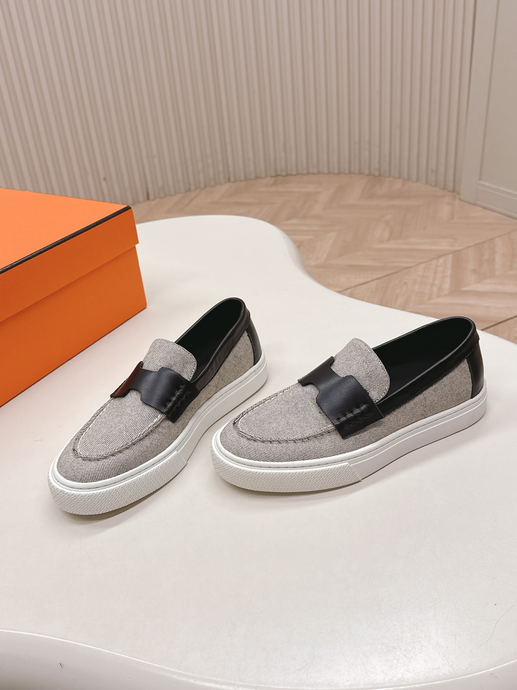 HM 25S SLIP-ON IN LIGHT GREY CANVAS AND BLACK LAMBSKIN