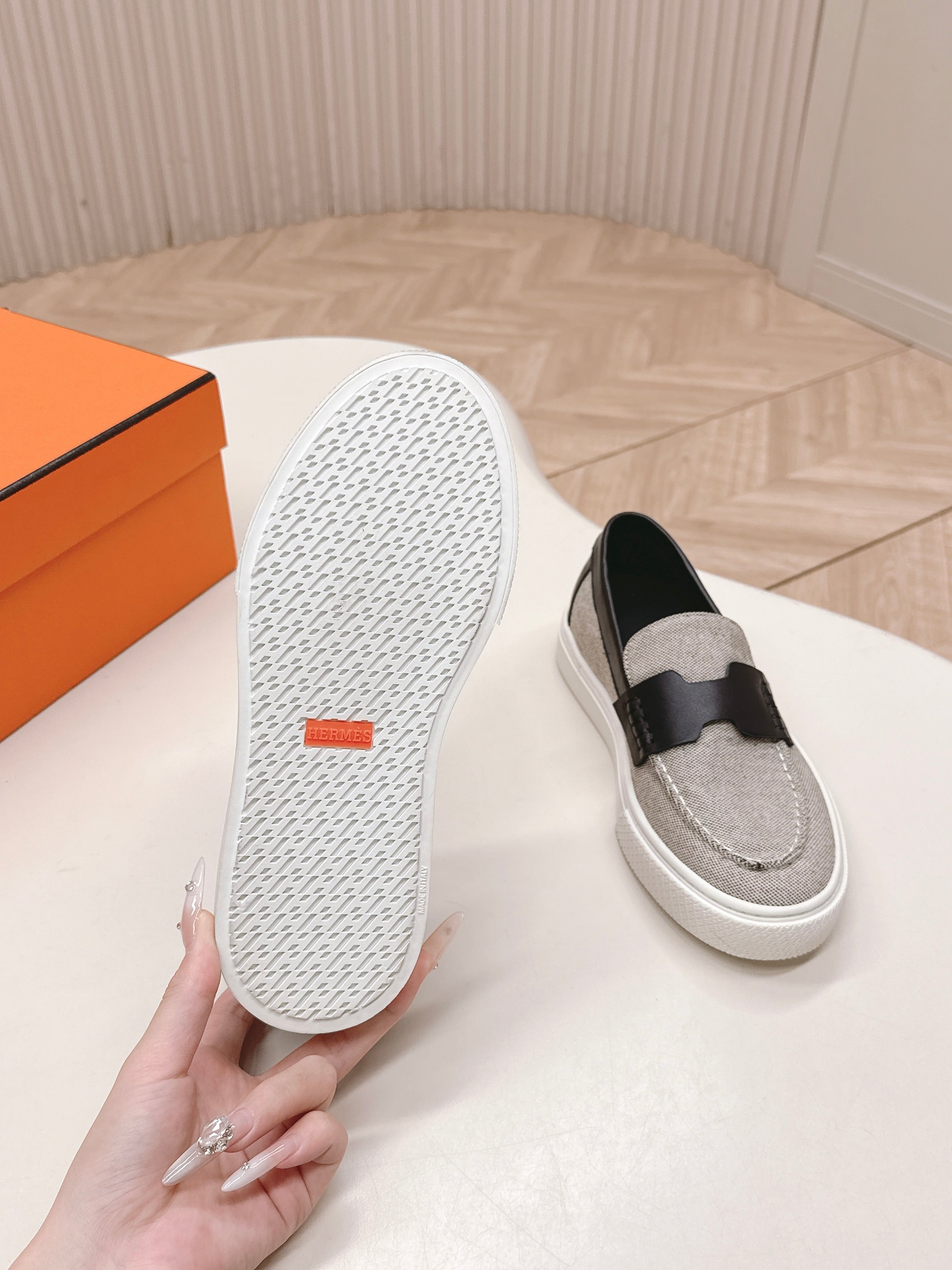 HM 25S SLIP-ON IN LIGHT GREY CANVAS AND BLACK LAMBSKIN
