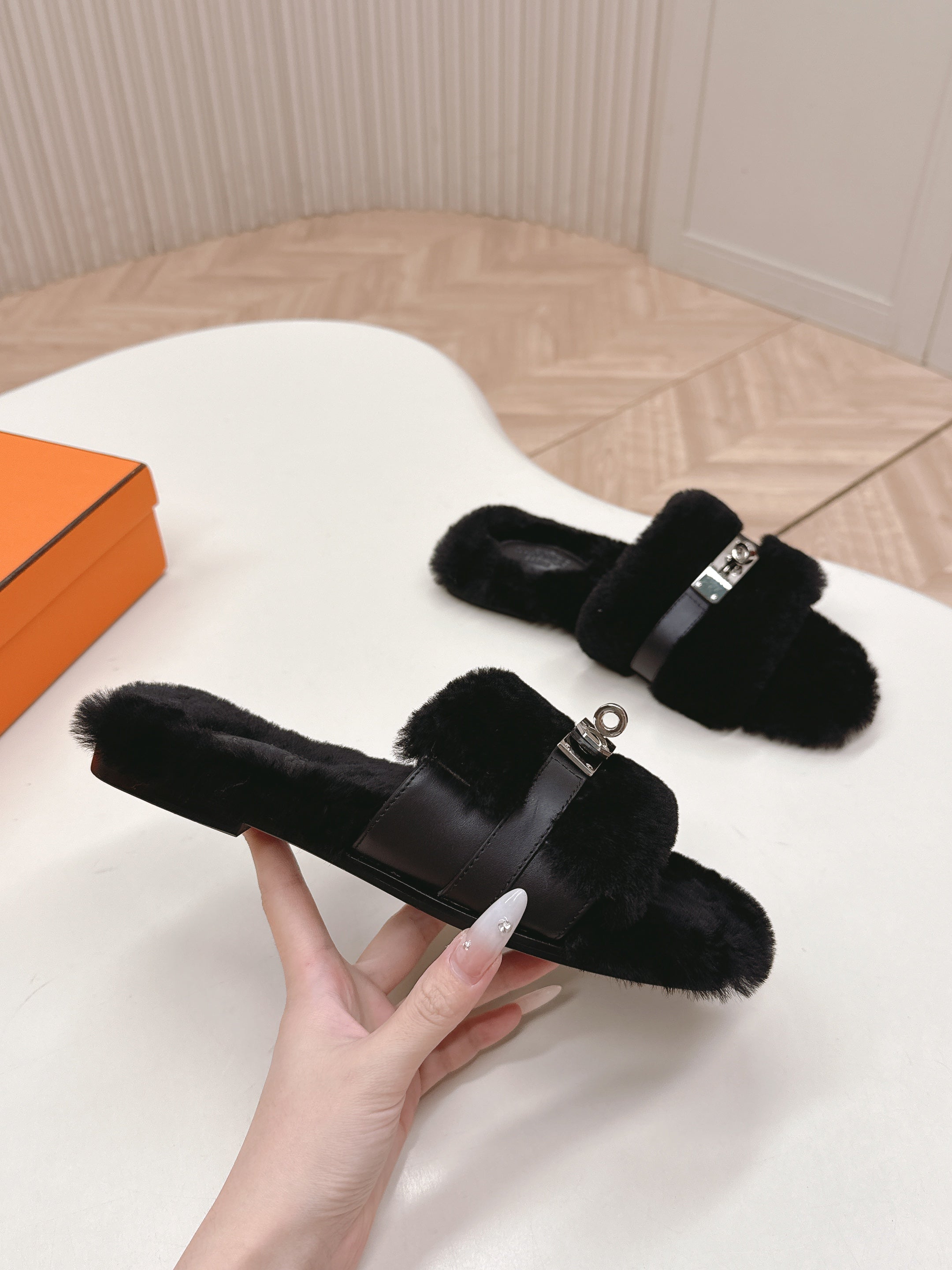 HM 25S ORAN SANDAL IN BLACK SHEARLING WITH SILVER HARDWARE