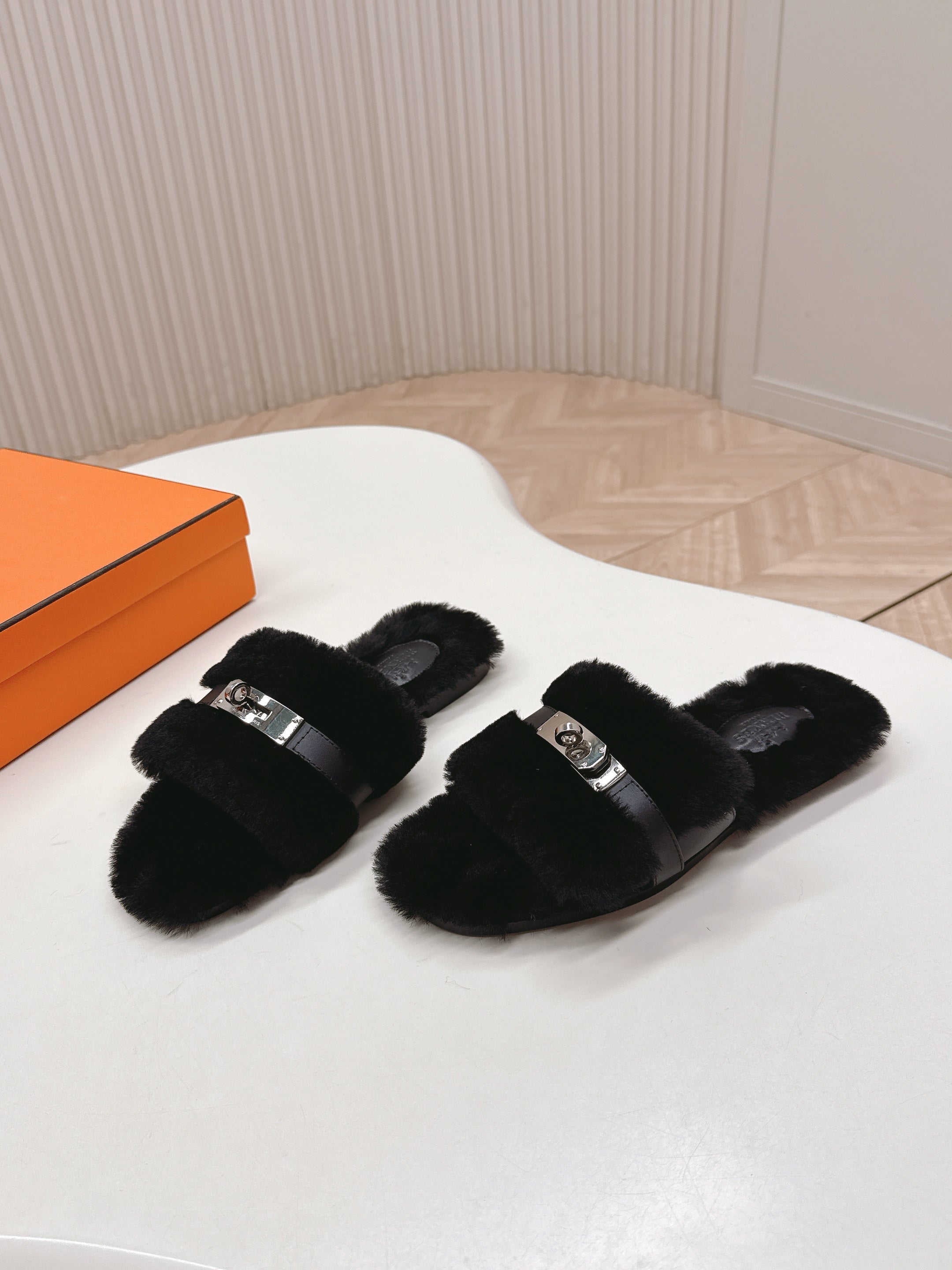 HM 25S ORAN SANDAL IN BLACK SHEARLING WITH SILVER HARDWARE